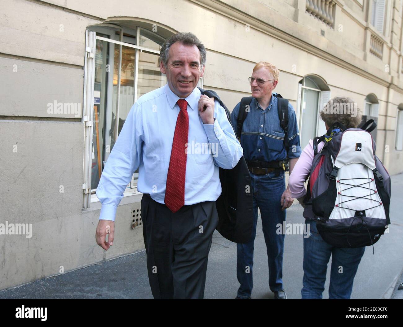UDF-Chef Francois Bayrou, der im April 22 in der ersten Runde mit 18.57 Prozent der Stimmen den dritten Platz belegte, verlässt am 27. April 2007 seinen Hauptsitz zum Mittagessen in Paris, Frankreich. Foto von Corentin Fohlen/ABACAPRESS.COM Stockfoto