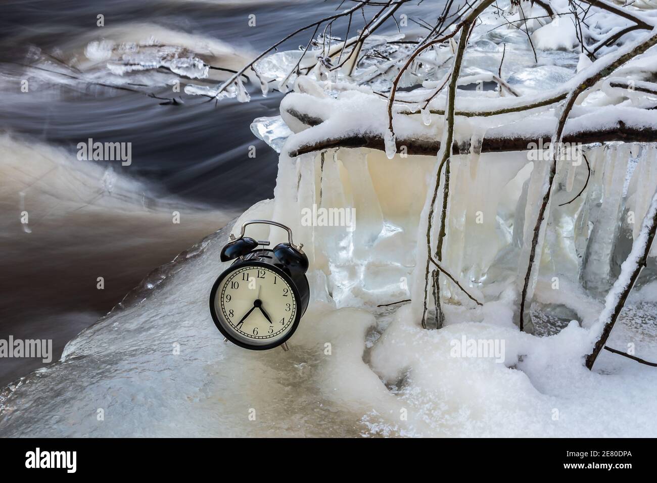 Die Zeit, die zeigt, dass der kalte Monat im Januar Ist in und Eis wird entlang des schwedischen Flusses gebildet Stockfoto