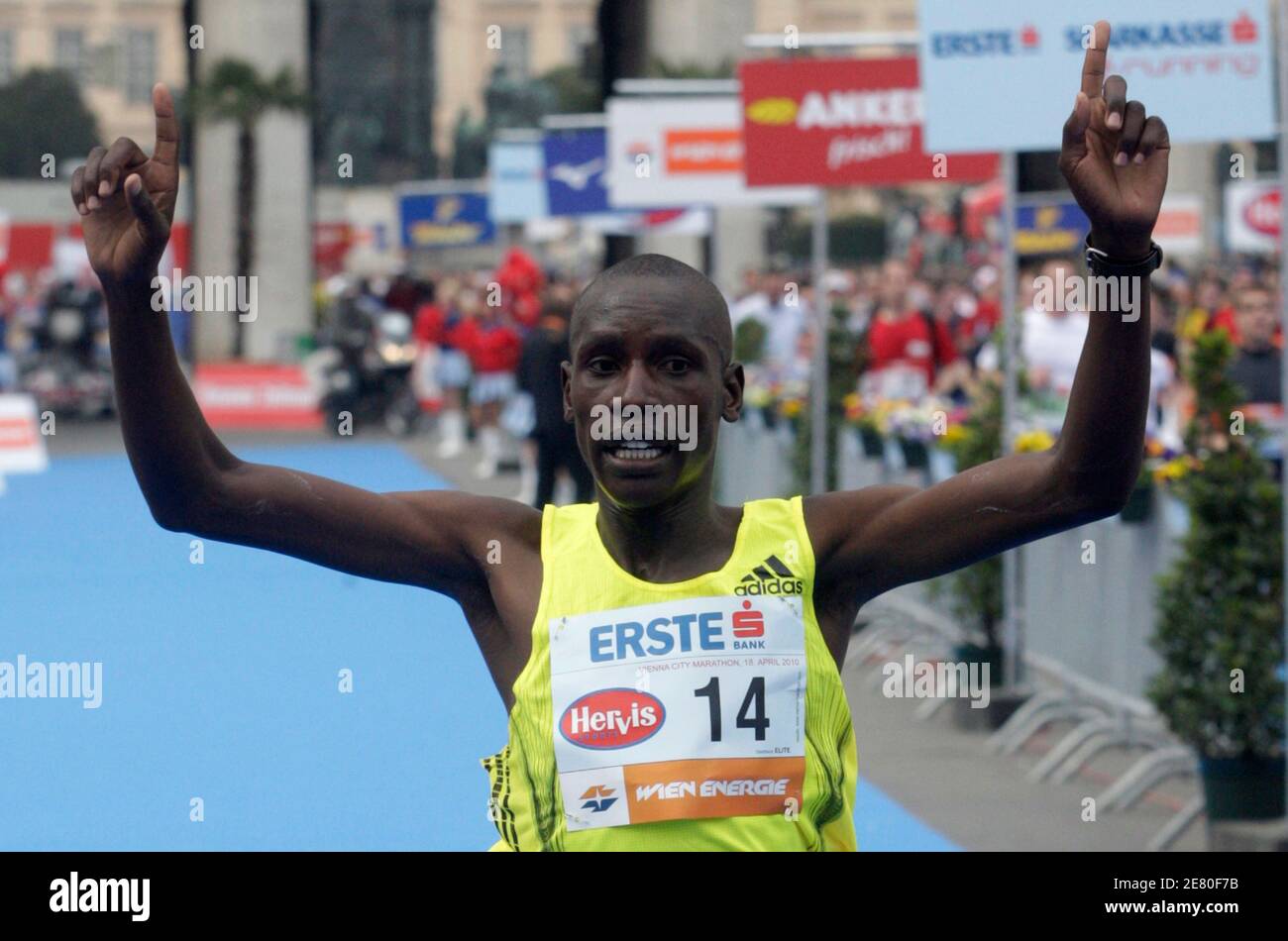 Kenias Henry Sugut feiert nach dem Sieg beim Vienna City Marathon 18. April 2010. Sugut gewann den Marathon in einer Zeit von 02:08:40 Stunden.   REUTERS/Herwig Prammer (Österreich - Tags: SPORT Leichtathletik) Stockfoto