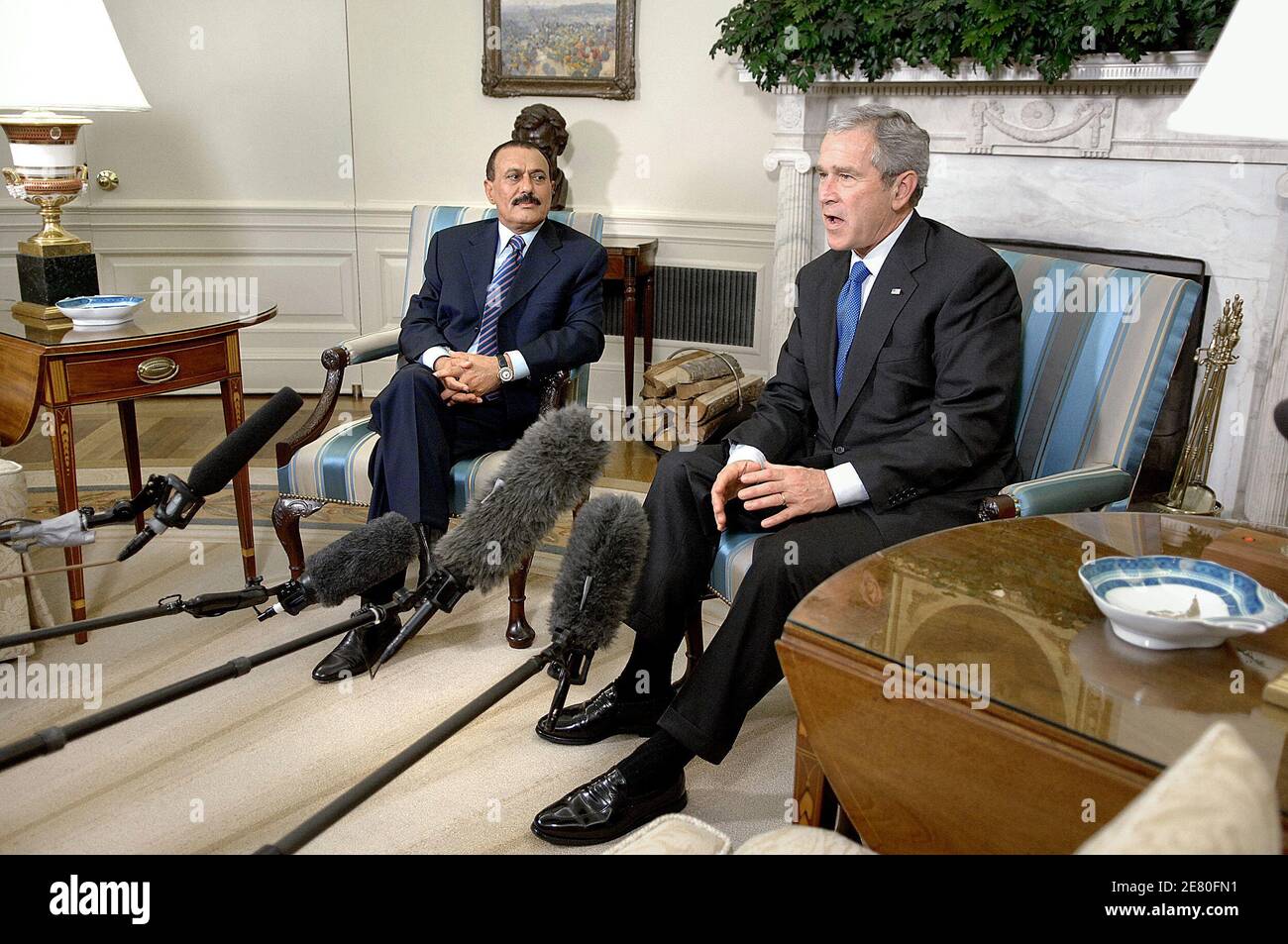 US-Präsident George W. Bush trifft sich mit Ali Abdullah Saleh Präsident des Jemen im Oval Office. Im Weißen Haus am 2. Mai 2007 in Washington, DC, USA. Foto von Olivier Douliery/ABACAPRESS.COM Stockfoto