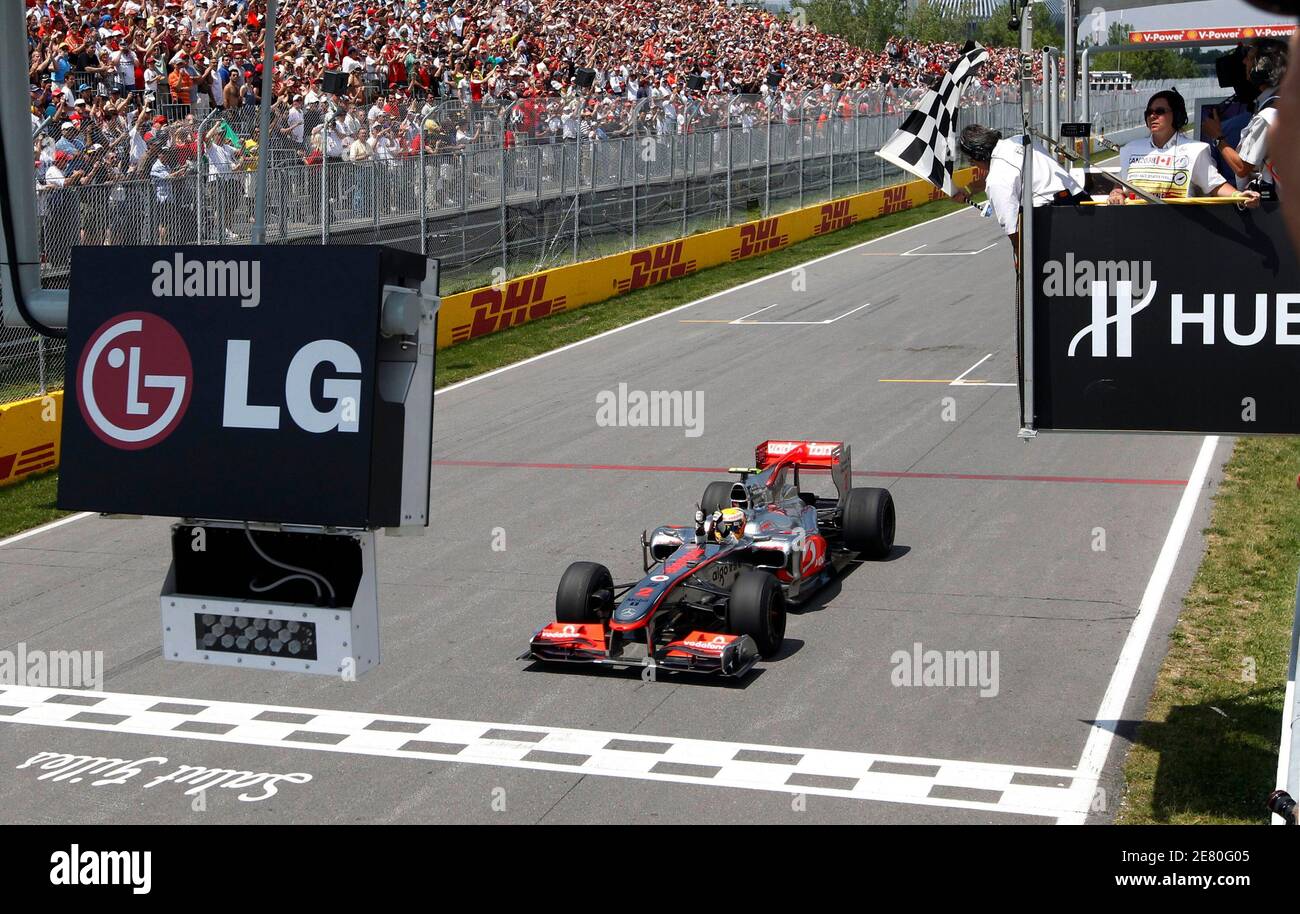 McLaren Formel1-Fahrer Lewis Hamilton von Großbritannien überquert die Ziellinie um den F1 Grand Prix von Kanada in Montreal 13. Juni 2010 zu gewinnen. REUTERS/Chris Wattie (Kanada - Tags: SPORT Motorsport) Stockfoto