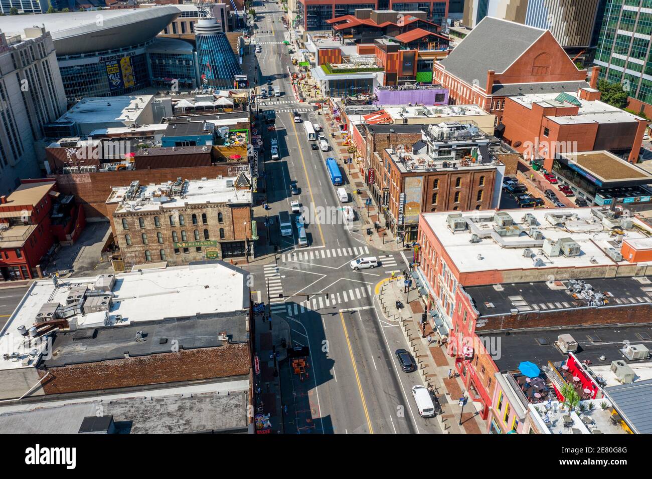 Bars, Geschäfte und Restaurants am Broadway, in der Innenstadt von Nashville, TN, USA Stockfoto
