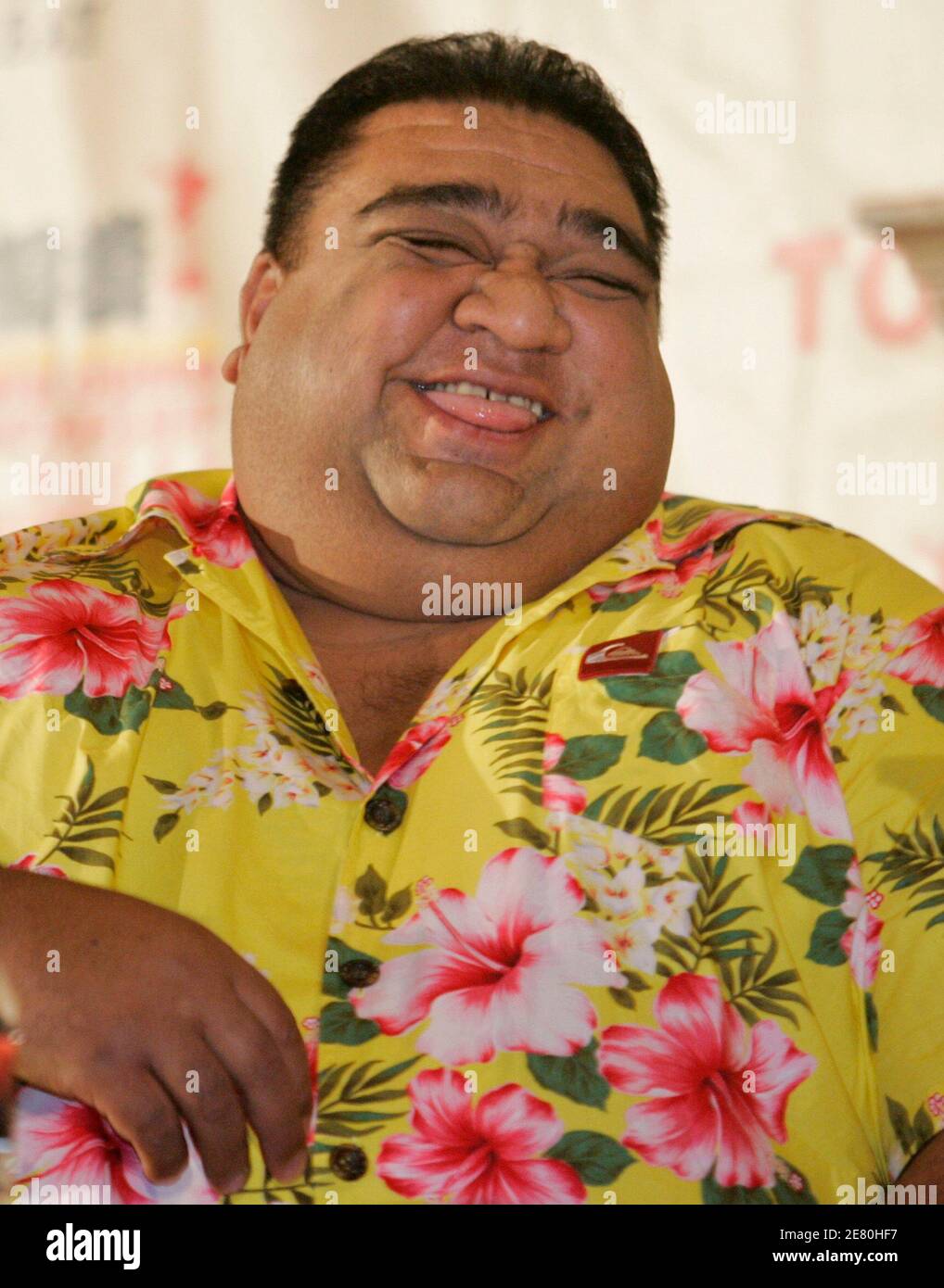 Der Pensionierte Sumo Wrestler Musashimaru Aus Hawaii Lacht Wahrend Einer Pressekonferenz Im Mandalay Bay Resort In Las Vegas Nevada Am 6 Oktober 2005 Musashimaru Scherzte Dass Es Seine Guten Looks Waren Die Ihn