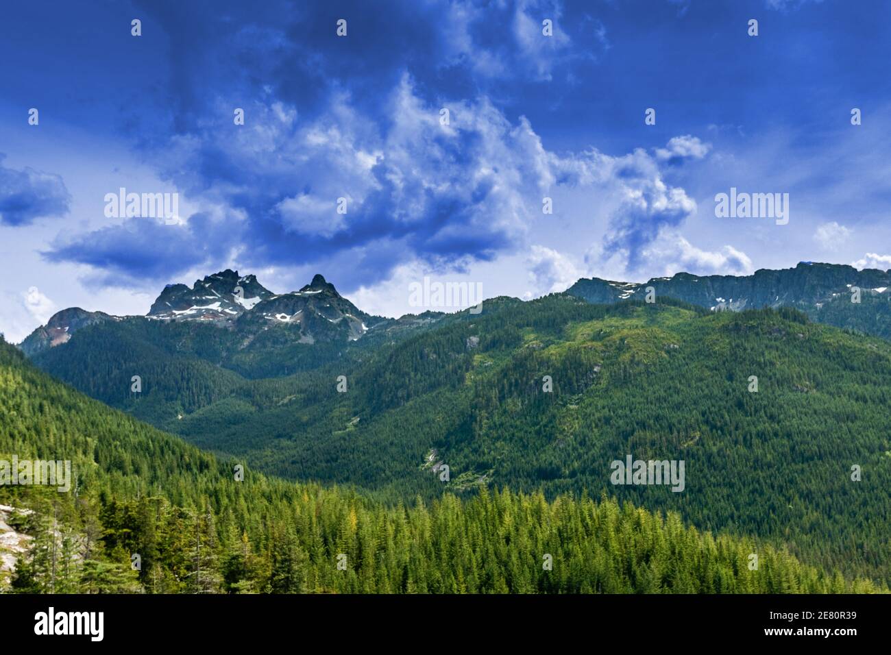 Blauer Himmel vermischt sich mit schwarzen Wolken über dem Berg, Squamish, BC, Kanada. Squamish ist eine geschäftige Stadt zwischen Vancouver und Whistler, in BC, Can Stockfoto