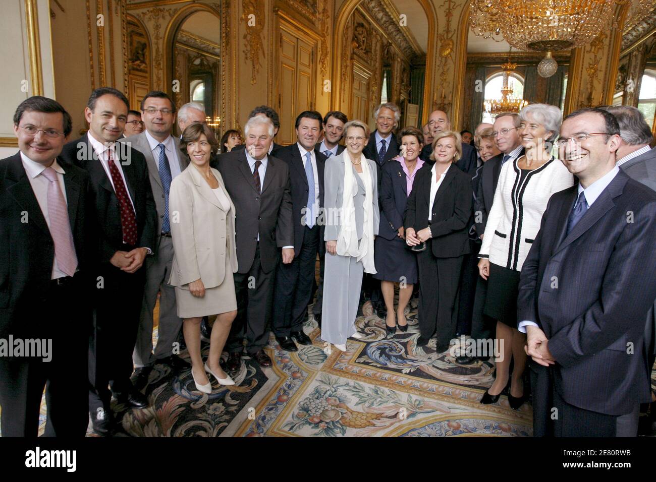 Philippe Bas, Jean-Francois Cope, Jean-Francois Lamour, Catherine Colonna, Pascal Clement, Christian Estrosi, Michele Alliot-Marie, Dominique de Villepin, Brigitte Girardin, Catherine Vautrin, Renaud Donnedieu de vabres, Christine Lagarde, Herve Mariton posiert vor dem Mittagessen, das der französische Präsident Jacques Chirac für alle Mitglieder der Regierung von Dominique de Villepin am 9. Mai 2007 im Elysée-Palast in Paris, Frankreich, hielt. Foto von Ludovic/Pool/ABACAPRESS.COM Stockfoto