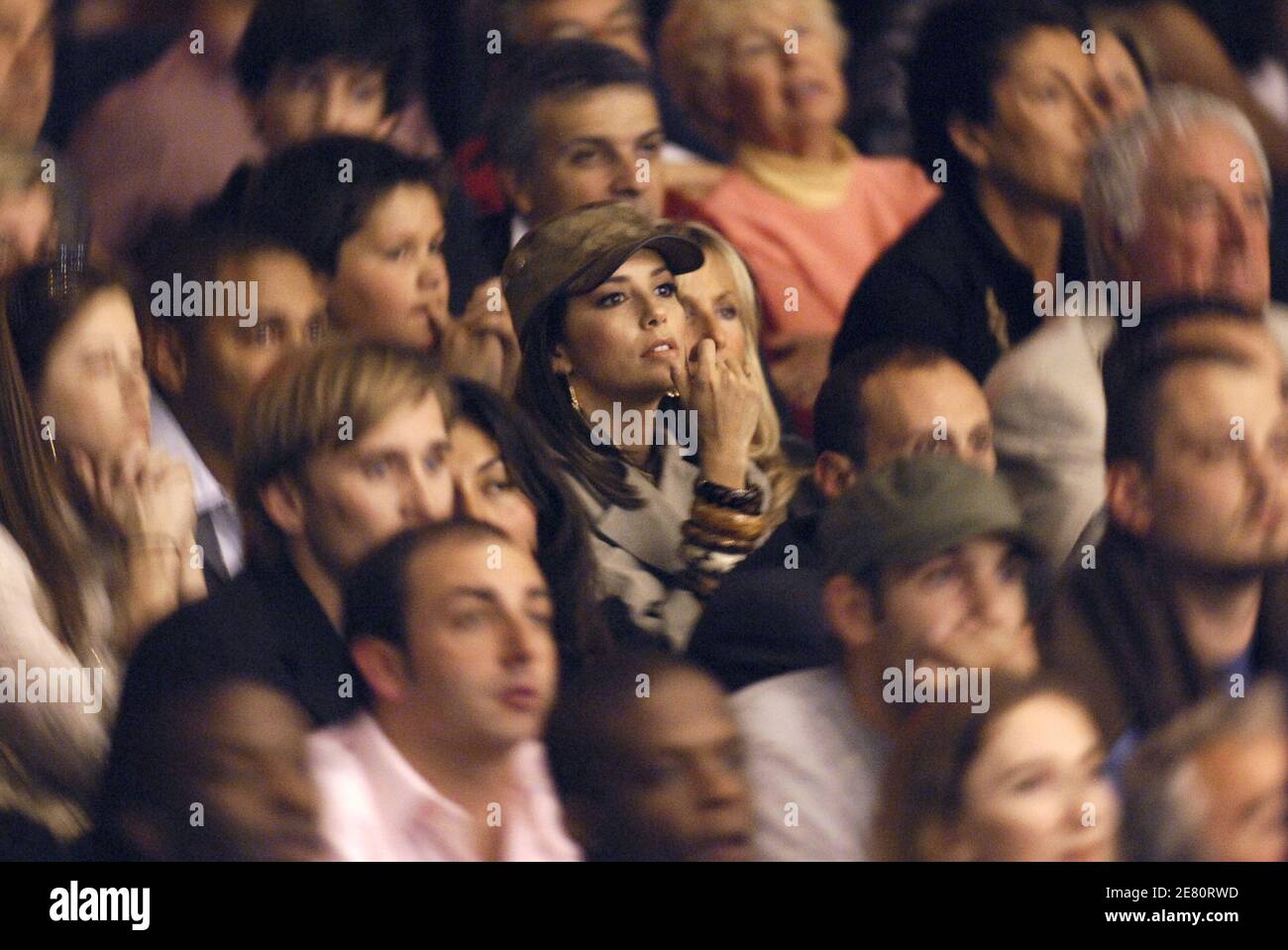 Eva Longoria sieht sich ein französisches ProA Basketball Spiel zwischen Paris Basket Racing, wo der Bruder von Tony Parker spielt, und Stade Clermontois, in Paris, Frankreich, am 09. Mai 2007. Stade Clermontois gewann 94-66. Foto von Nicolas Gouhier/Cameleon/ABACAPRESS.COM Stockfoto