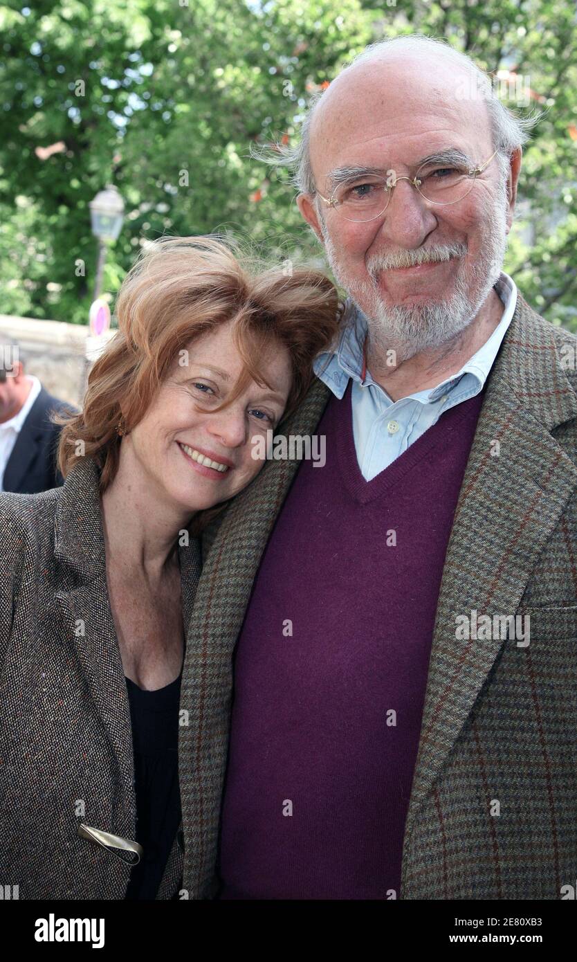 Schauspieler Jean-Pierre Marielle und seine Frau Agathe Nathanson nehmen am  13. Mai 2007 an der Einweihung von Marie Trintignant's Garden, (eine  französische Schauspielerin, die 2003 starb) im Quai des Celestins in Paris,