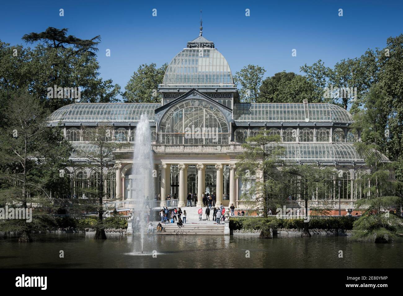 Madrid, die Hauptstadt Spanien, zeichnet sich durch elegante Boulevards und große, gepflegte Parkanlagen wie den Retiro-Park aus. Stockfoto