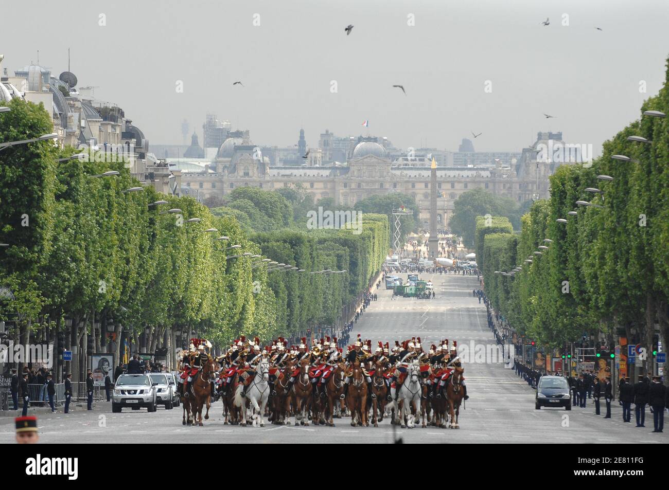 Der neue französische Präsident Nicolas Sarkozy fährt in einer Autokolonne die Avenue des Champs Elysees hinauf, begleitet von der berittenen Republikanischen Garde, auf seinem Weg zum Arc de Triomphe in Paris, Frankreich am 16. Mai 2007. Foto von Ammar Abd Rabbo/ABACAPRESS.COM Stockfoto