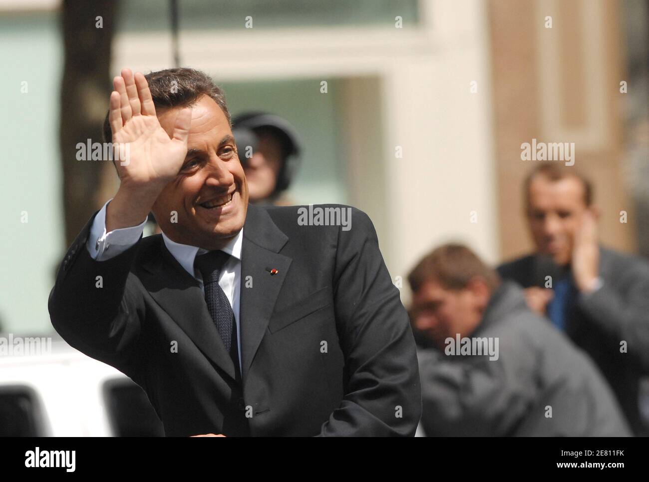 Der neue französische Präsident Nicolas Sarkozy fährt in einer Autokolonne die Avenue des Champs Elysees hinauf, begleitet von der berittenen Republikanischen Garde, auf seinem Weg zum Arc de Triomphe in Paris, Frankreich am 16. Mai 2007. Foto von Christophe Guibbaud/ABACAPRESS.COM Stockfoto