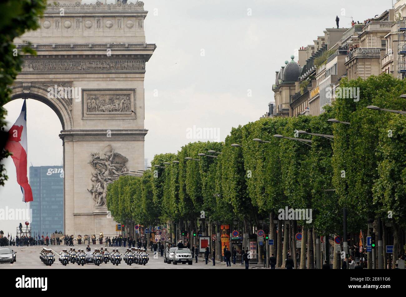 Der neue französische Präsident Nicolas Sarkozy fährt in einer Autokolonne die Avenue des Champs Elysees entlang, begleitet von der berittenen Republikanischen Garde, auf seinem Weg zu den Statuen von General de Gaulle und Georges Clemenceau in Paris, Frankreich am 16. Mai 2007. Foto von Christophe Guibbaud/ABACAPRESS.COM Stockfoto