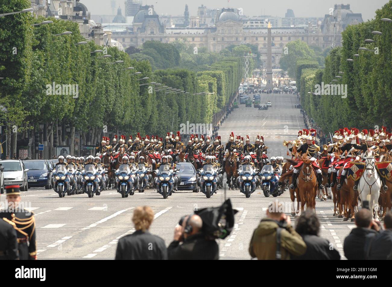 Der neue französische Präsident Nicolas Sarkozy fährt in einer Autokolonne die Avenue des Champs Elysees hinauf, begleitet von der berittenen Republikanischen Garde, auf seinem Weg zum Arc de Triomphe in Paris, Frankreich am 16. Mai 2007 Stockfoto