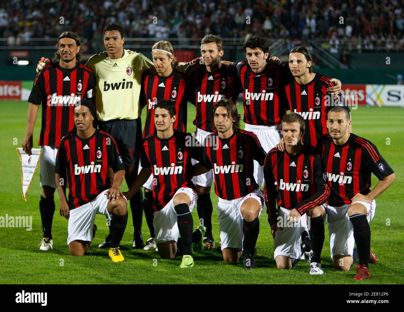 AC Milan posieren für ein Gruppenfoto vor ihr Freundschaftsspiel gegen den  Hamburger SV in Dubai, 6. Januar 2009. REUTERS/Ahmed Jadallah (Vereinigte  Arabische Emirate Stockfotografie - Alamy