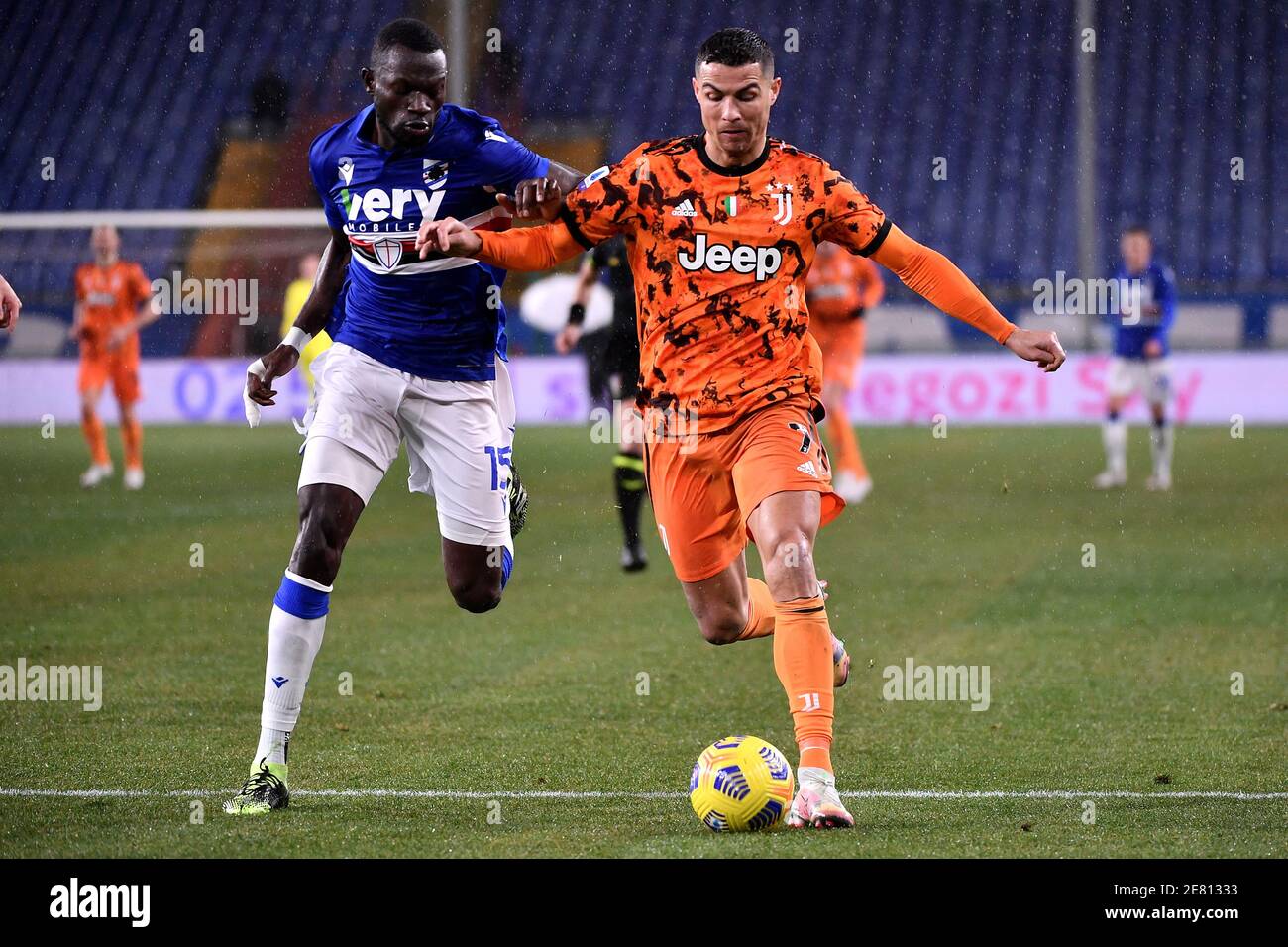 Omar Colley von UC Sampdoria und Cristiano Ronaldo von Juventus FC konkurrieren um den Ball während der Serie A Fußballspiel zwischen UC Sampdoria und Juventus FC im Marassi Stadion in Genua (Italien), 30. Januar 2020. Foto Federico Tardito / Insidefoto/Sipa USA Stockfoto