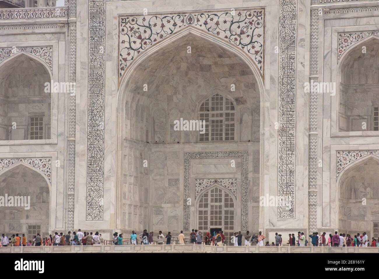 Pilger und Touristen außerhalb des Taj Mahal, Agra, Uttar Pradesh, Indien Stockfoto