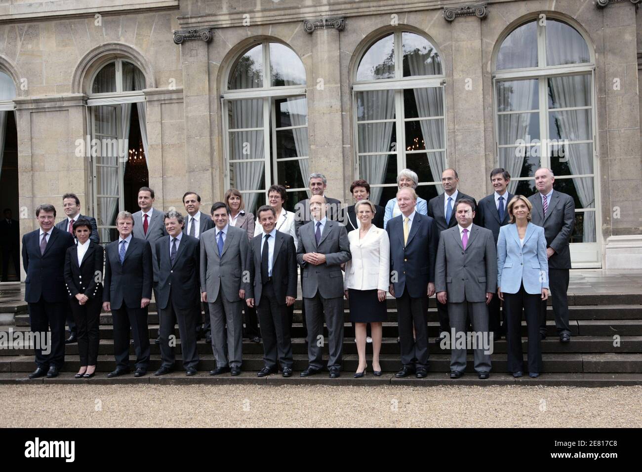 Der französische Präsident Nicolas Sarkozy (erste Reihe 6. L) stellt