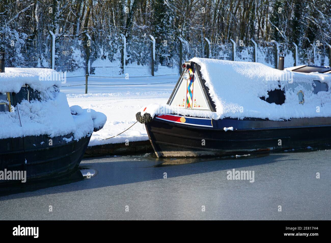 Kanal schmale Boote im Winter auf einem Kanal festgemacht Stockfoto