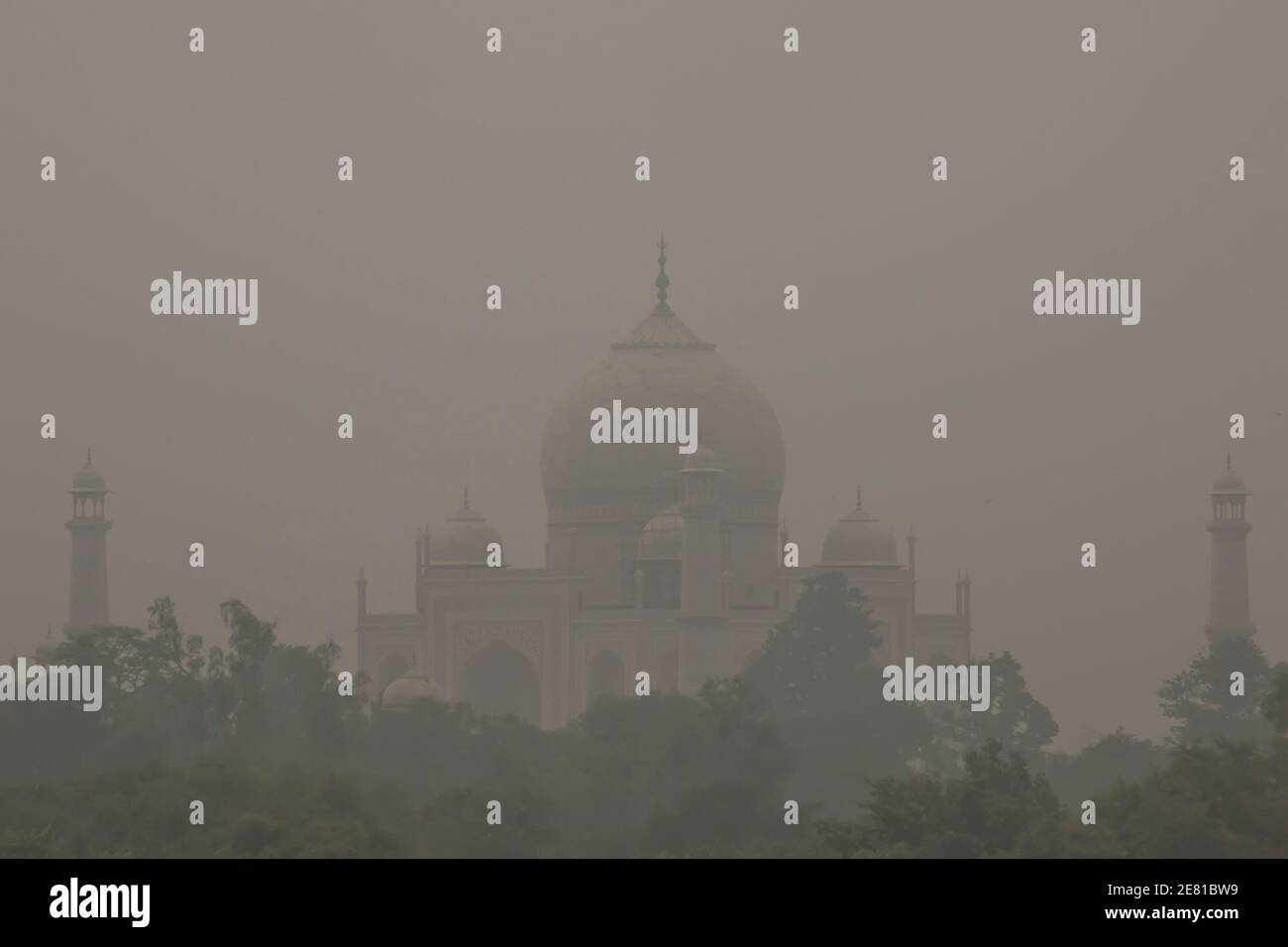 Taj Mahal, Agra, Indien durch Luftverschmutzung betrachtet Stockfoto