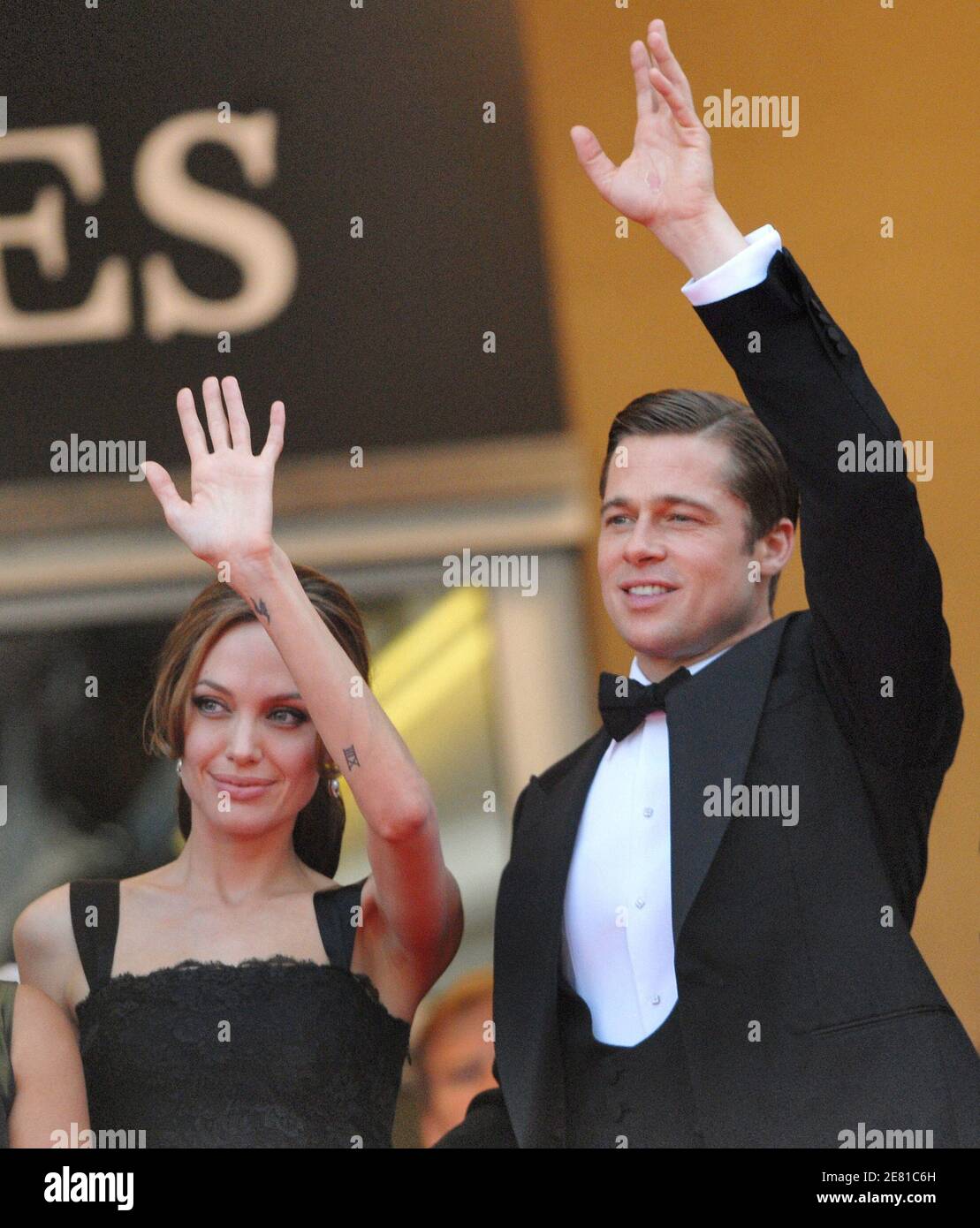 "Angelina Jolie und Brad Pitt winkt dem Publikum auf dem roten Teppich des Palais des Festivals in Cannes, Frankreich, am 21. Mai 2007, für eine Gala-Vorführung des Films ''A Mighty Heart'' des britischen Regisseurs Michael Winterbottom, der bei den 60. Filmfestspielen in Cannes außer Konkurrenz gestellt wurde. Angelina Jolie, Co-Produzentin mit Brad Pitt, spielt die Witwe des ermordeten Wall Street Journal Reporters Daniel Pearl. Der Film handelt von Perls Entführung und Ermordung in Pakistan im Jahr 2002, während er eine Geschichte über islamische Militante recherchiert. Foto von Hahn-Nebinger-Orban/ABACAPRESS.COM' Stockfoto