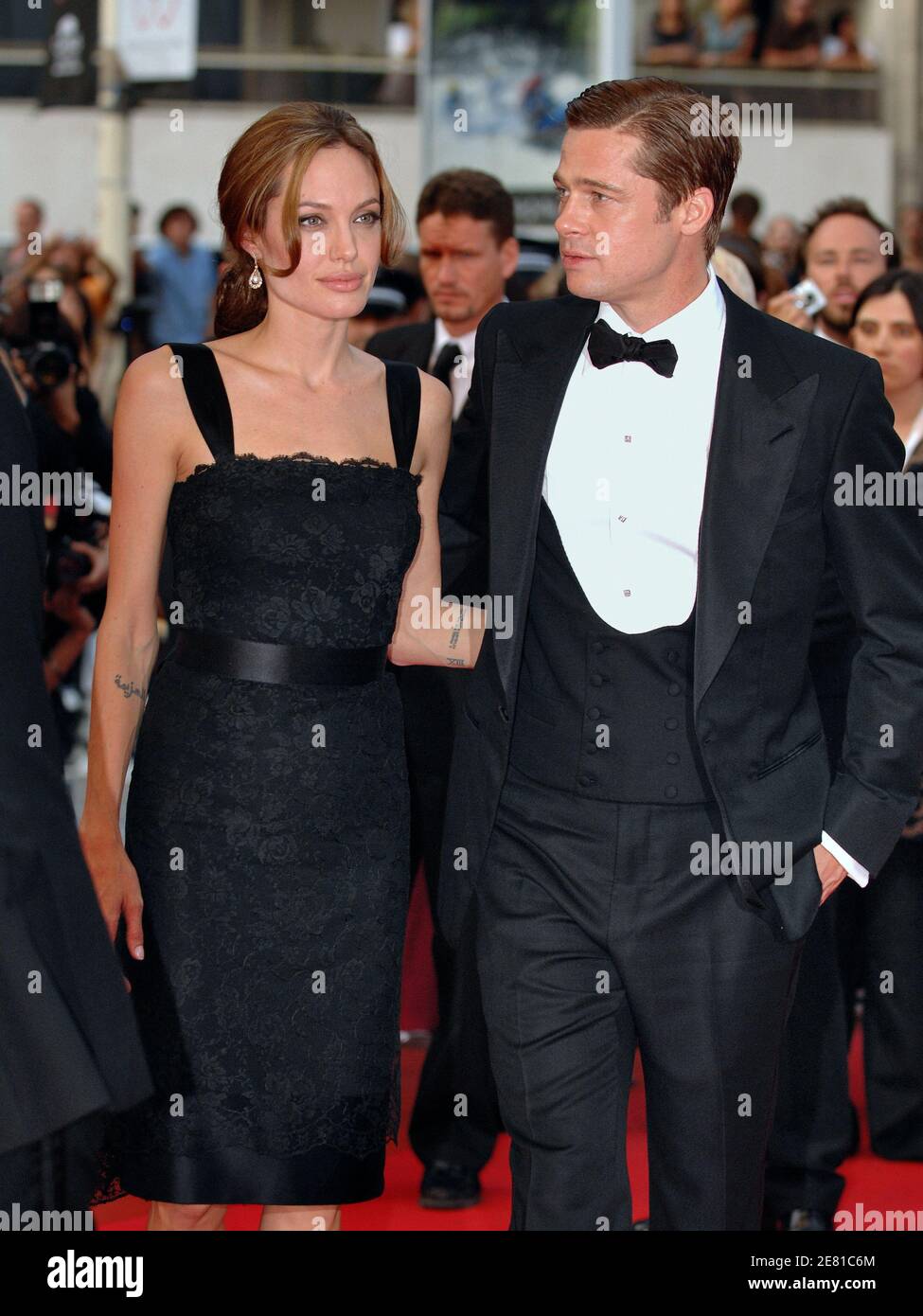 "Angelina Jolie und Brad Pitt gehen am 21. Mai 2007 auf dem roten Teppich des Palais des Festivals in Cannes, Frankreich, für eine Gala-Vorführung des Films ''EIN mächtiges Herz'' des britischen Regisseurs Michael Winterbottom, der bei den 60. Filmfestspielen in Cannes außer Konkurrenz gestellt wurde. Angelina Jolie, Co-Produzentin mit Brad Pitt, spielt die Witwe des ermordeten Wall Street Journal Reporters Daniel Pearl. Der Film handelt von Perls Entführung und Ermordung in Pakistan im Jahr 2002, während er eine Geschichte über islamische Militante recherchiert. Foto von Hahn-Nebinger-Orban/ABACAPRESS.COM' Stockfoto