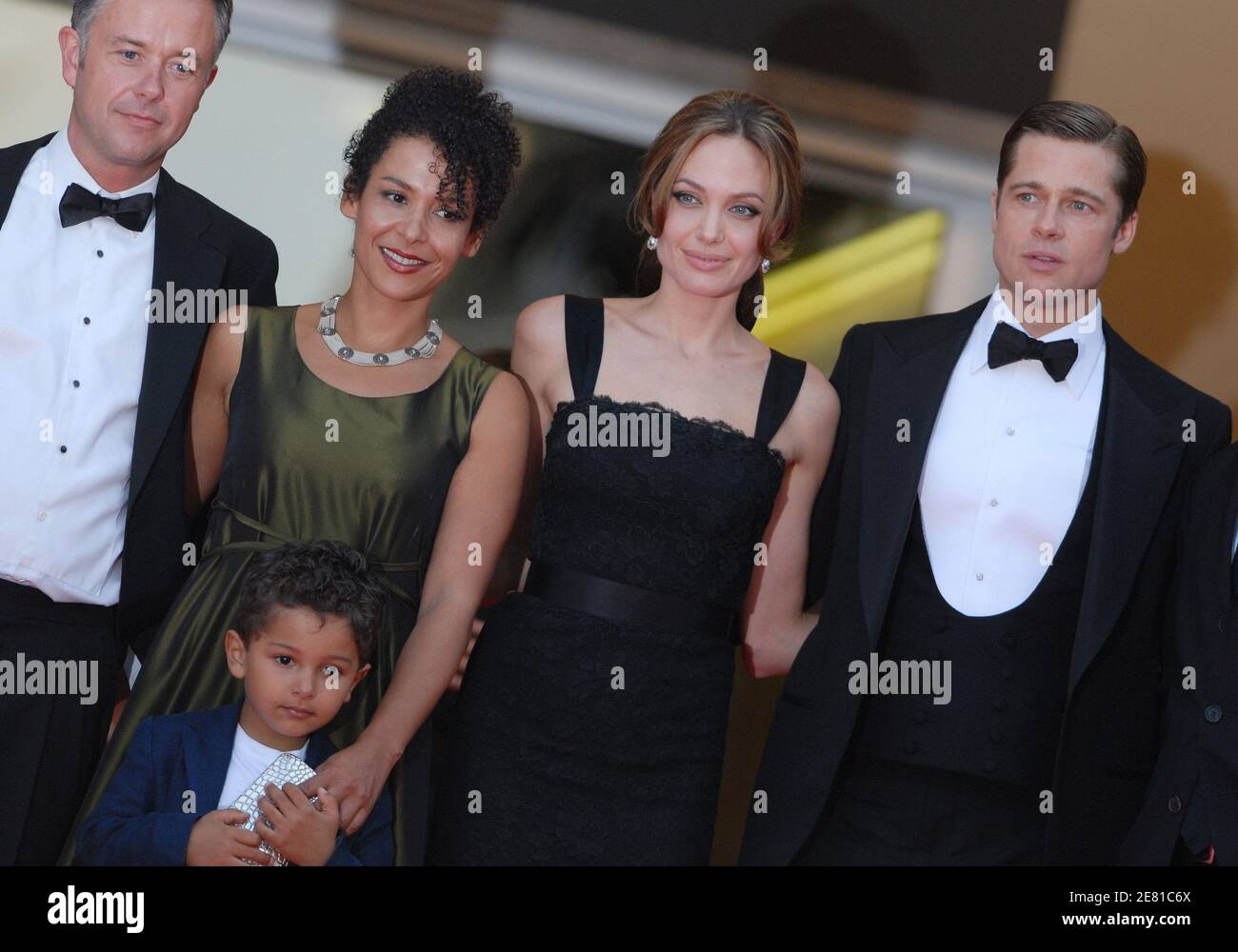 'Michael Winterbottom, Mariane Pearl und ihr Sohn Adam, Angelina Jolie und Brad Pitt gehen auf dem roten Teppich des Palais des Festivals in Cannes, Frankreich, 21. Mai 2007, Für eine Gala-Vorführung des Films ''A Mighty Heart'' des britischen Regisseurs Michael Winterbottom, der bei den 60. Filmfestspielen in Cannes außer Konkurrenz gestellt wurde. Angelina Jolie, Co-Produzentin mit Brad Pitt, spielt die Witwe des ermordeten Wall Street Journal Reporters Daniel Pearl. Der Film handelt von Perls Entführung und Ermordung in Pakistan im Jahr 2002, während er eine Geschichte über islamische Militante recherchiert. Foto von Hahn-Nebinger-Orban/ABACAPRESS.COM' Stockfoto