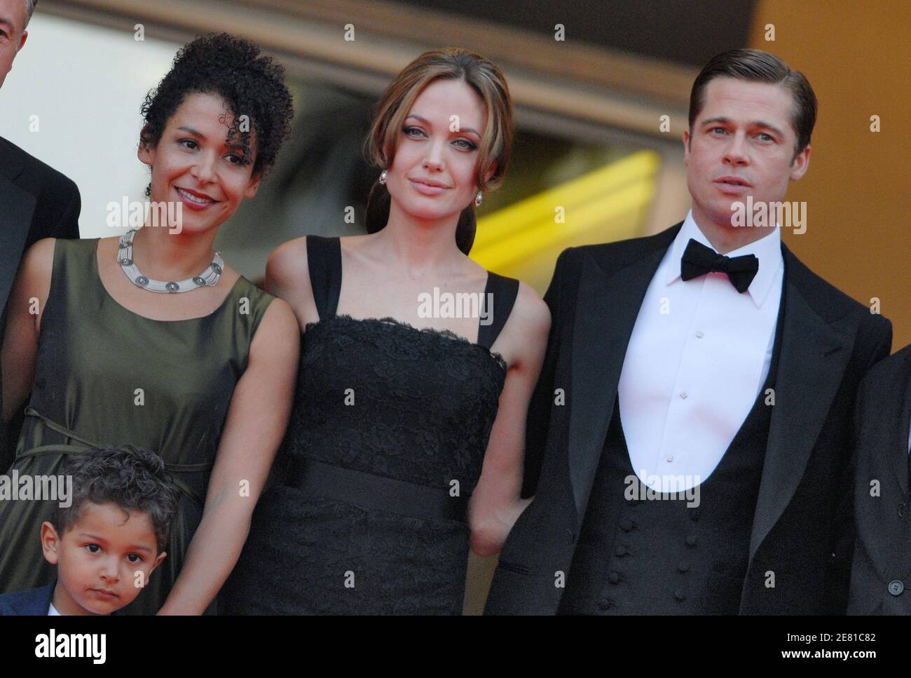 'ariane Pearl mit ihrem Sohn Adam, Angelina Jolie und Brad Pitt gehen auf dem roten Teppich des Palais des Festivals in Cannes, Frankreich, 21. Mai 2007, für eine Gala-Vorführung des Films ''EIN mächtiges Herz'' des britischen Regisseurs Michael Winterbottom, der bei den 60. Filmfestspielen in Cannes außer Konkurrenz gestellt wurde. Angelina Jolie, Co-Produzentin mit Brad Pitt, spielt die Witwe des ermordeten Wall Street Journal Reporters Daniel Pearl. Der Film handelt von Perls Entführung und Ermordung in Pakistan im Jahr 2002, während er eine Geschichte über islamische Militante recherchiert. Foto von Hahn-Nebinger-Orban/ABACAPRESS.COM' Stockfoto