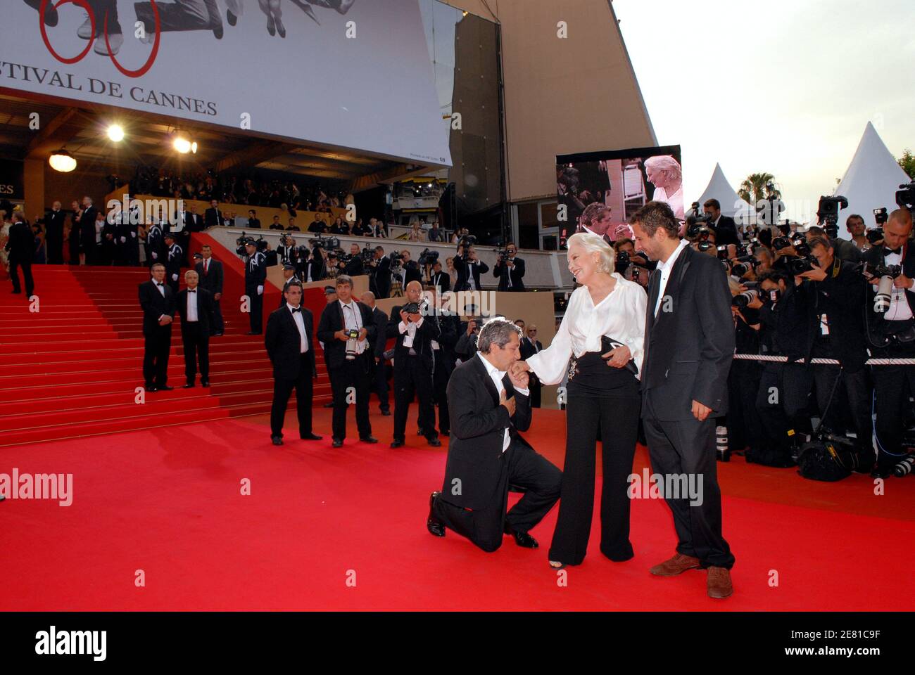 "Die französischen Schauspieler Bernadette Lafont und Alain Chabat gehen am 21. Mai 2007 auf dem roten Teppich des Palais des Festivals in Cannes, Frankreich, für eine Gala-Vorführung des Films ''A Mighty Heart'' des britischen Regisseurs Michael Winterbottom, der bei den 60. Filmfestspielen in Cannes außer Konkurrenz gestellt wurde. Angelina Jolie, Co-Produzentin mit Brad Pitt, spielt die Witwe des ermordeten Wall Street Journal Reporters Daniel Pearl. Der Film handelt von Perls Entführung und Ermordung in Pakistan im Jahr 2002, während er eine Geschichte über islamische Militante recherchiert. Foto von Hahn-Nebinger-Orban/ABACAPRESS.COM' Stockfoto