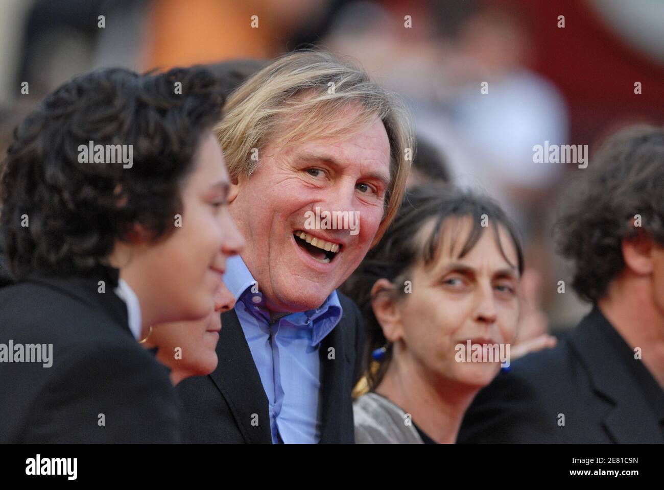 "Schauspieler Gerard Depardieu geht auf dem roten Teppich des Palais des Festivals in Cannes, Frankreich, 21. Mai 2007, für eine Gala-Vorführung des Films ''A Mighty Heart'' des britischen Regisseurs Michael Winterbottom, der bei den 60. Filmfestspielen in Cannes außer Konkurrenz gestellt wurde. Angelina Jolie, Co-Produzentin mit Brad Pitt, spielt die Witwe des ermordeten Wall Street Journal Reporters Daniel Pearl. Der Film handelt von Perls Entführung und Ermordung in Pakistan im Jahr 2002, während er eine Geschichte über islamische Militante recherchiert. Foto von Hahn-Nebinger-Orban/ABACAPRESS.COM' Stockfoto