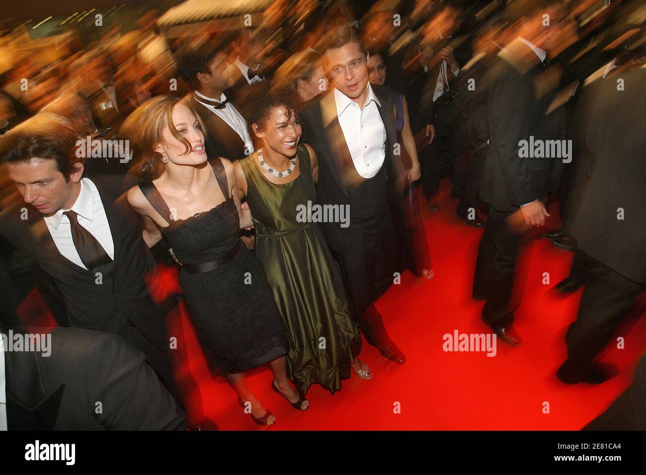'Angelina Jolie, Mariane Pearl und Brad Pitt verlassen das Palais des Festivals in Cannes, Frankreich, 21. Mai 2007, nach einer Gala-Vorführung des Films ''EIN mächtiges Herz'' des britischen Regisseurs Michael Winterbottom, der bei den 60. Filmfestspielen in Cannes außer Konkurrenz gestellt wurde. Angelina Jolie, Co-Produzentin mit Brad Pitt, spielt die Witwe des ermordeten Wall Street Journal Reporters Daniel Pearl. Der Film handelt von Perls Entführung und Ermordung in Pakistan im Jahr 2002, während er eine Geschichte über islamische Militante recherchiert. Foto von Hahn-Nebinger-Orban/ABACAPRESS.COM' Stockfoto