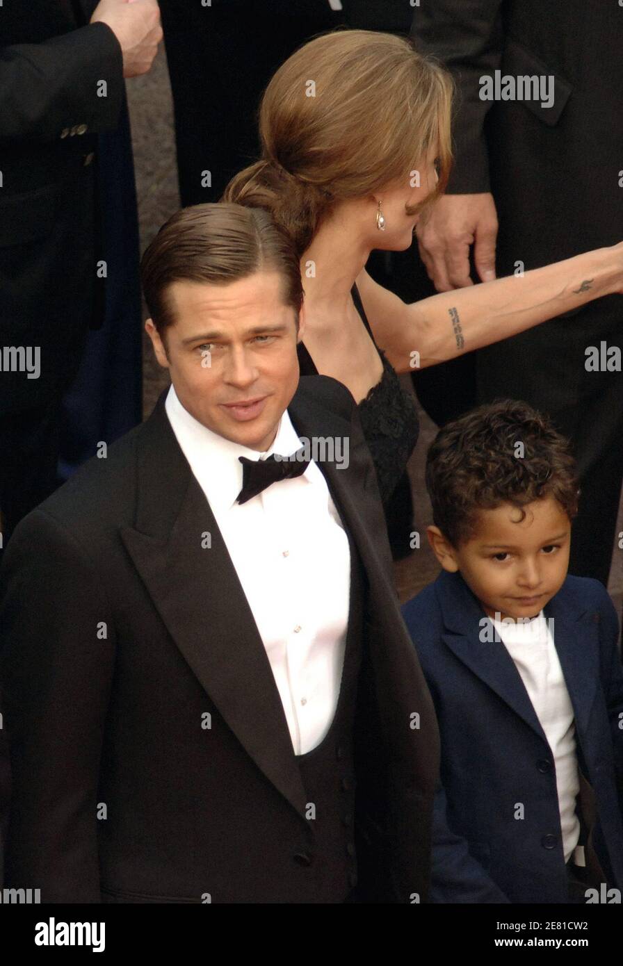 "Brad Pitt, Angelina Jolie und Mariane Perls Sohn Adam gehen auf dem roten Teppich des Palais des Festivals in Cannes, Frankreich, 21. Mai 2007, für eine Gala-Vorführung des Films ''A Mighty Heart'' des britischen Regisseurs Michael Winterbottom, der bei den 60. Filmfestspielen in Cannes außer Konkurrenz gestellt wurde. Angelina Jolie, Co-Produzentin mit Brad Pitt, spielt die Witwe des ermordeten Wall Street Journal Reporters Daniel Pearl. Der Film handelt von Perls Entführung und Ermordung in Pakistan im Jahr 2002, während er eine Geschichte über islamische Militante recherchiert. Foto um ABACAPRESS.COM' Stockfoto