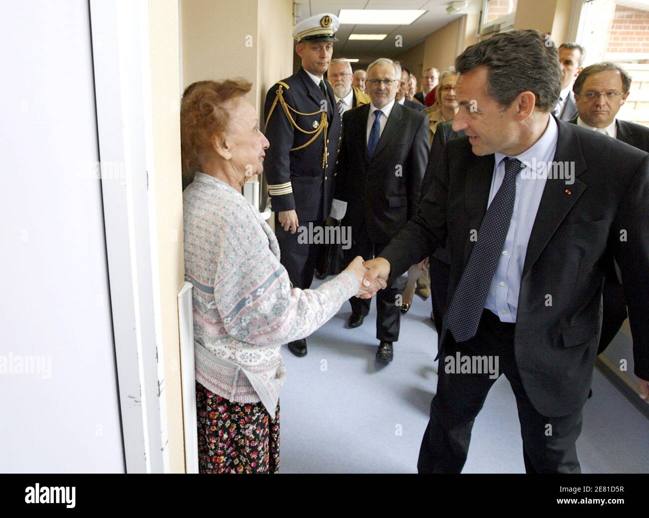 Der französische Präsident Nicolas Sarkozy (C) und die Ministerin für Gesundheit, Sport und Jugend Roselyne Bachelot (L) besuchen am 22. Mai 2007 das "Hopital Maritime of Zuydcoote" in der Nähe von Dunkerque, Nordfrankreich. Foto von Philippe Wojazer/Pool/ABACAPRESS.COM Stockfoto