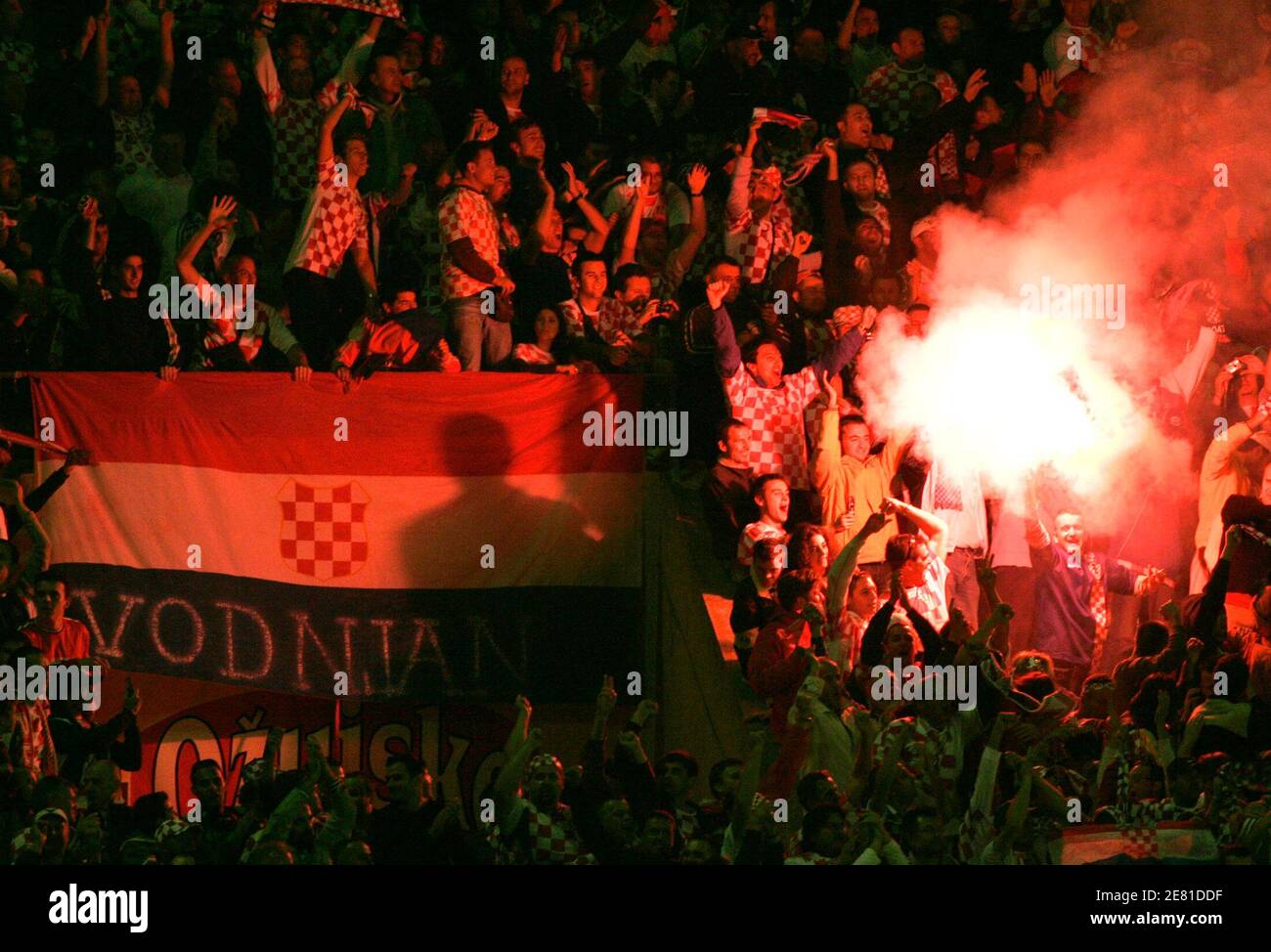 Kroatiens Fans Feiern Nachdem Ihr Team Gegen England Beim EM 2008 kroatiens-fans-feiern-nachdem-ihr-team-gegen-england-beim-em-2008