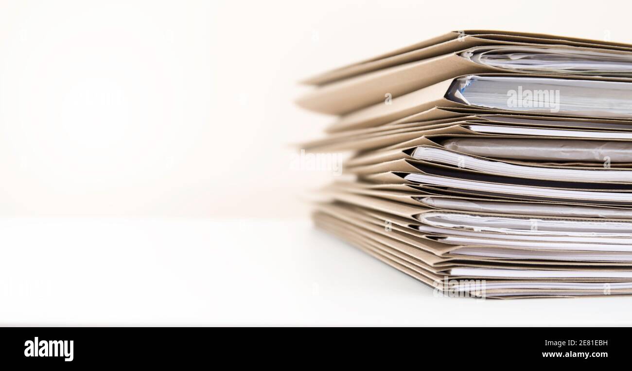 Extrem nahe Stapel von Dokumenten Ordner auf Office Desk warten auf abgeschlossen werden. Stockfoto