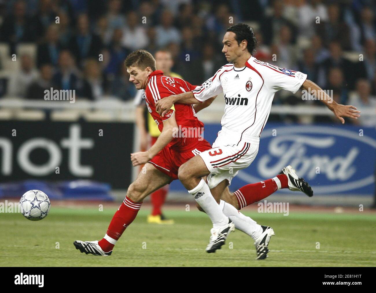 AC Milan's Alessandro Nesta und Liverpool's Steven Gerrad kämpfen um den Ball während des UEFA Champions League Finales, AC Milan gegen Liverpool im Olympiastadion, in Athen, Griechenland, am 23. Mai 2007. AC Mailand gewann 2:1. Foto von Christian Liewig/ABACAPRESS.COM Stockfoto