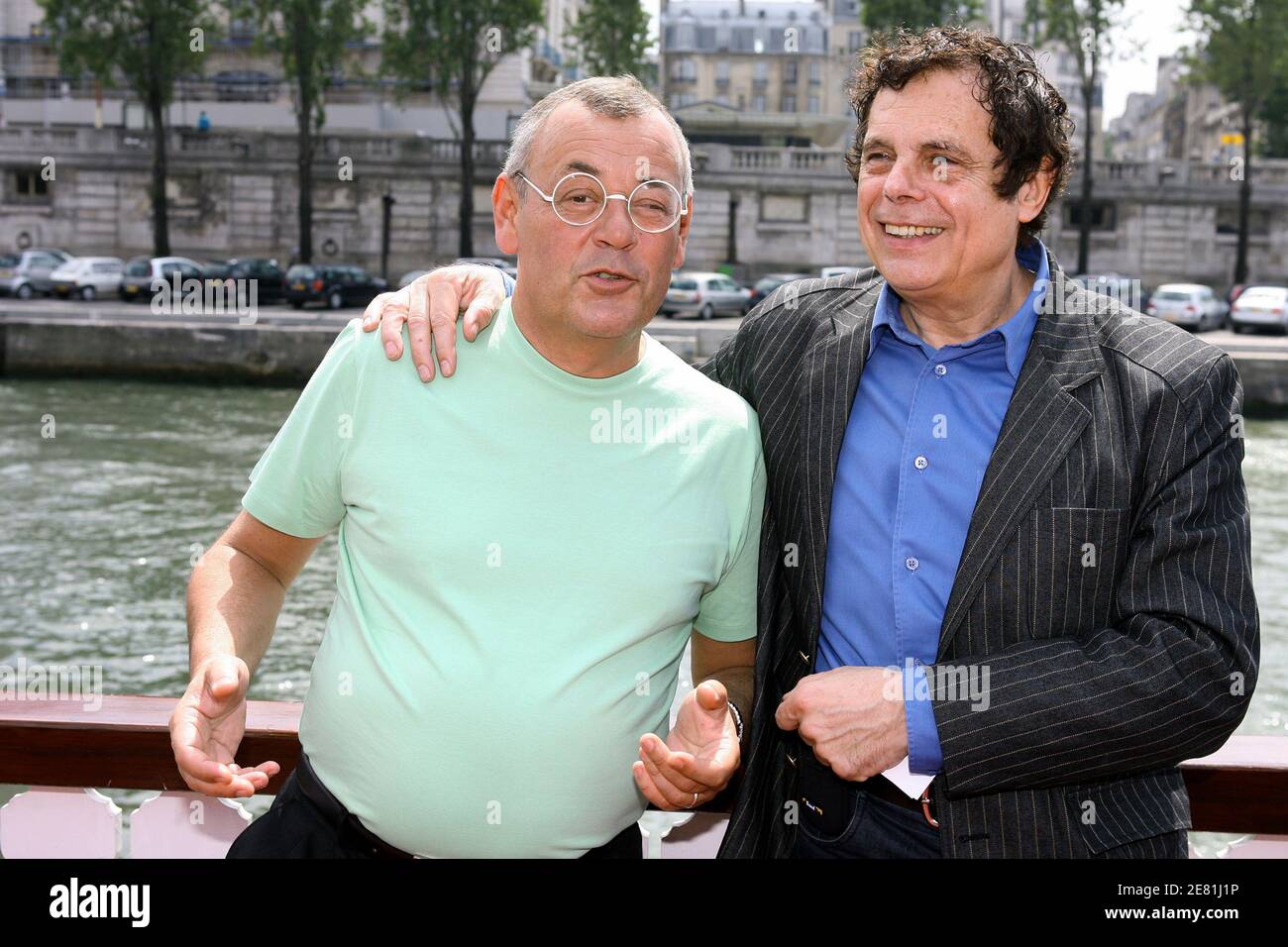 Der Humorist Jean Roucas und der Zauberer Gerard Majax besuchen am 23. Mai 2007 die Tennesse Cruse in Paris, Frankreich. Diese Party wird jedes Jahr von 'Louis Carlesimo' karitativen Verein organisiert, um schwerkranke Kinder zu genießen. Foto von Corentin Fohlen/ABACAPRESS.COM Stockfoto