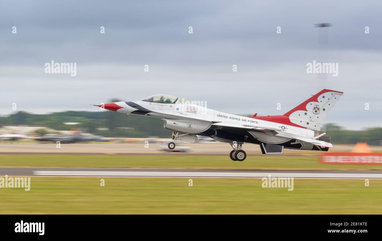 Fairford, Großbritannien - 15. Juli 2017: USAF F16 Thunderbird Formation Team Landung von Flugzeugen Stockfoto