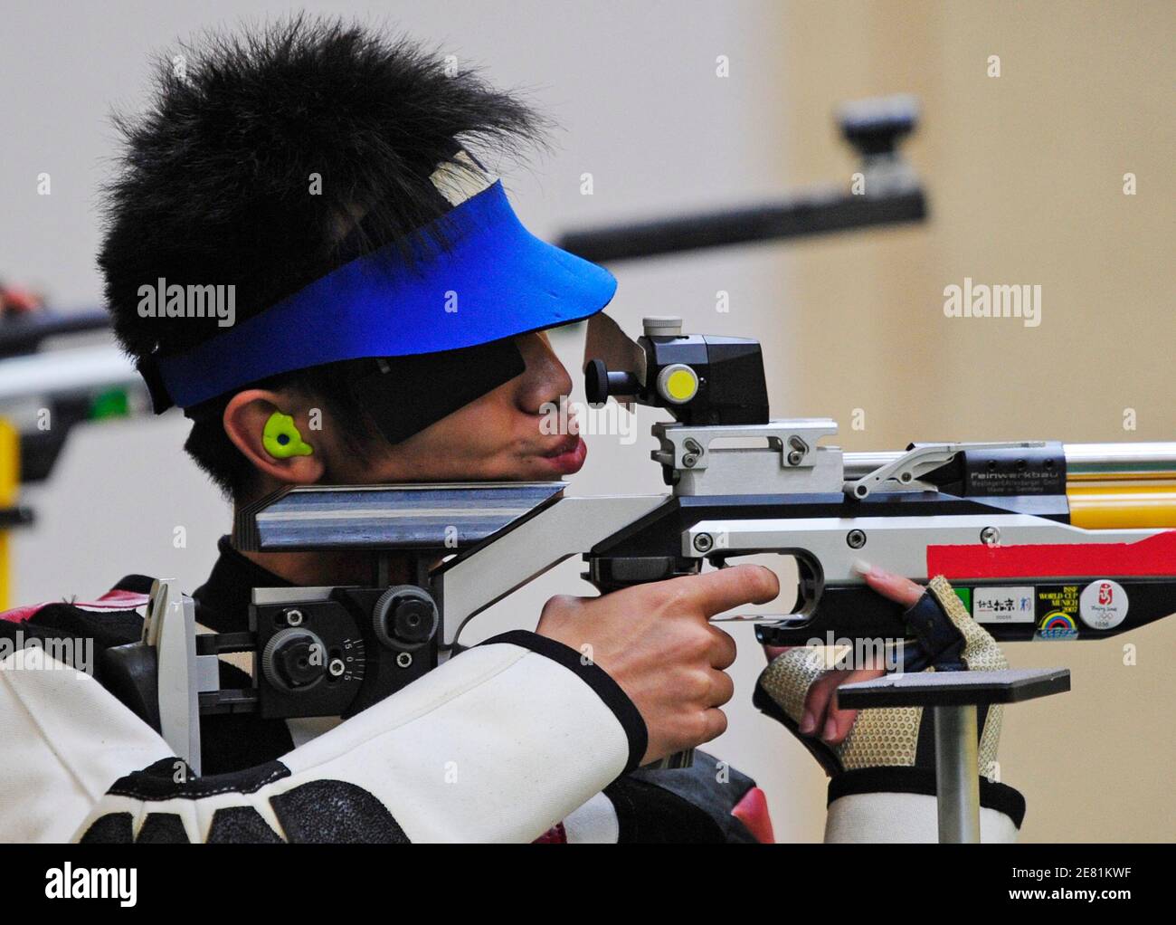 Silbermedaillengewinner Zhu Qinan China schießt im Finale der Herren 10m Luftgewehr Wettbewerb bei der Beijing 2008 Olympischen Spiele August 11, 2008.     REUTERS/Desmond Boylan (CHINA) Stockfoto