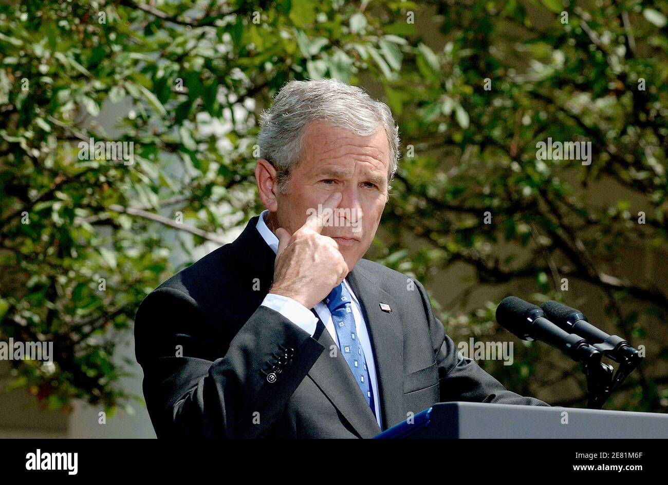 Präsident George W. Bush spricht auf einer Pressekonferenz im Rosengarten des Weißen Hauses in Washington, DC, USA, am 24. Mai 2007. Bush, der seine erste Pressekonferenz seit dem 3. April abhielt, sprach über Gesetze, die 120 Milliarden Dollar für die Finanzierung militärischer Operationen bis September zur Verfügung stellen, aber keine Rückzugsfristen für Truppen enthalten, die die Demokraten angestrebt hatten. Foto von Olivier Douliery/ABACAPRESS.COM Stockfoto