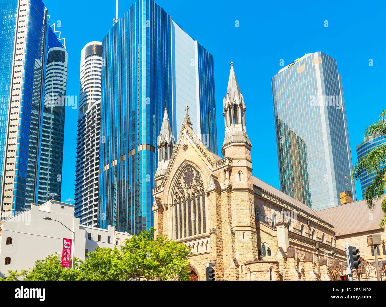 Der Stephansdom wird von Glaskratzern, Brisbane, Queensland, Australien und Australasien in den Schatten gestellt Stockfoto