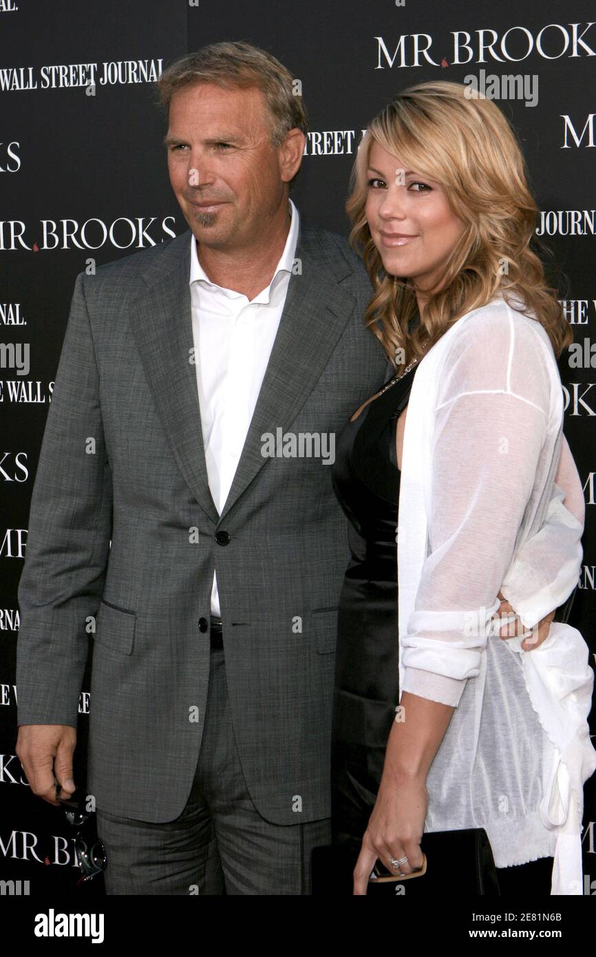 Kevin Costner und seine Frau Christine Baumgartner kommen zur Premiere von 'M.r. Brooks' im Mann's Chinese Theatre in Hollywood, CA, USA am 22. Mai 2007. Foto von Brian Lindensmith/ABACAPRESS.COM Stockfoto