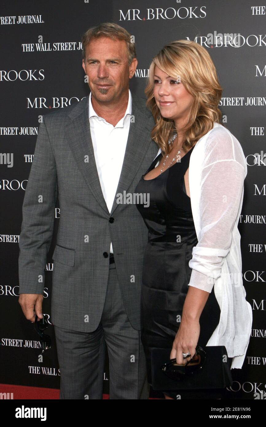 Kevin Costner und seine Frau Christine Baumgartner kommen zur Premiere von 'M.r. Brooks' im Mann's Chinese Theatre in Hollywood, CA, USA am 22. Mai 2007. Foto von Brian Lindensmith/ABACAPRESS.COM Stockfoto