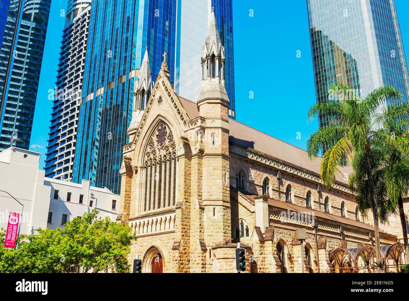 Der Stephansdom wird von Glaskratzern, Brisbane, Queensland, Australien und Australasien in den Schatten gestellt Stockfoto