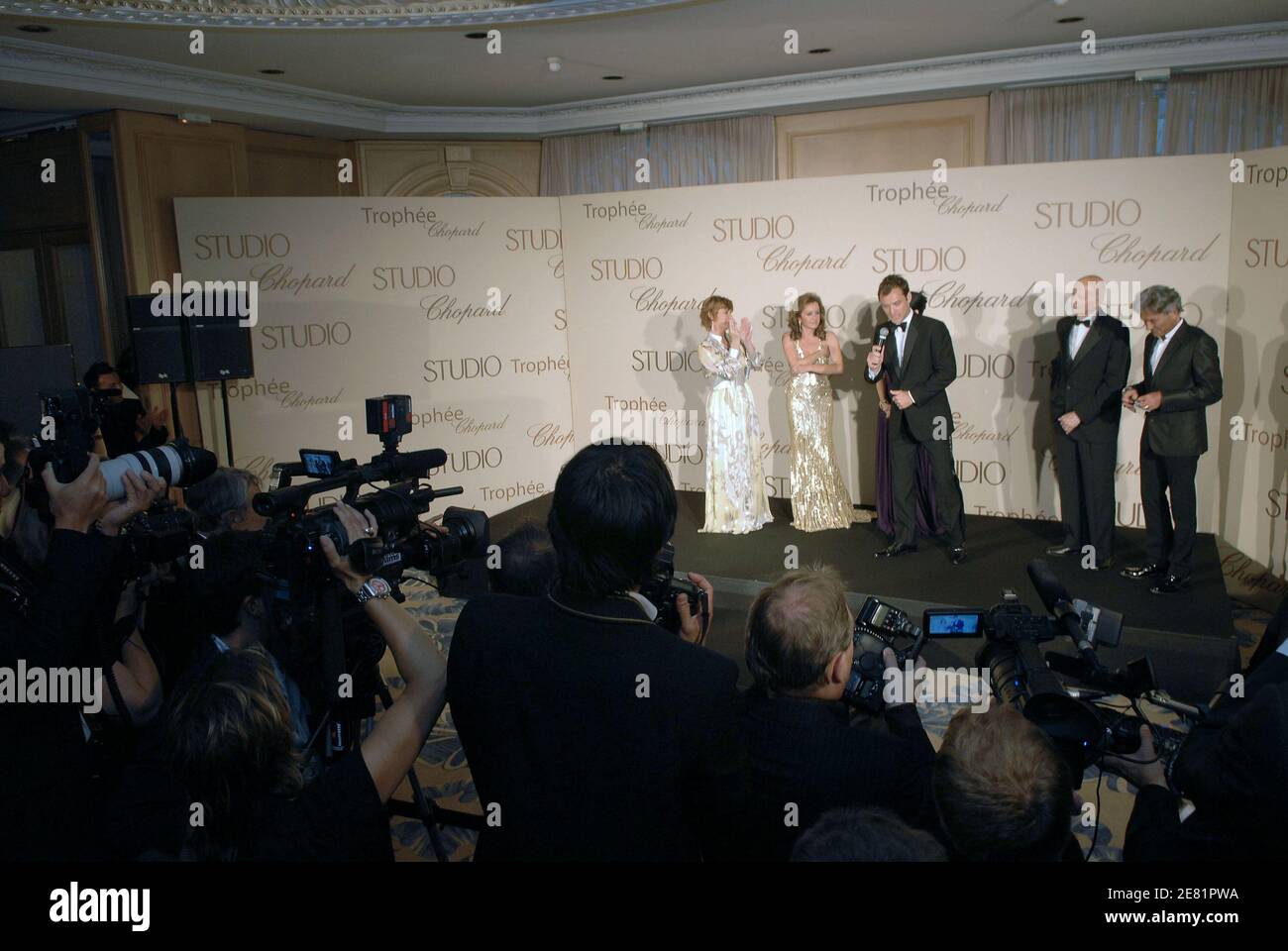 Jude Law, Caroline Gruosi Scheufele und Gilles Jacob verleihen den jungen Schauspielern Nick Cannon und Archie Panjabi während der Chopard Trophy Ceremony am 25. Mai 2007 in Cannes, Frankreich. Foto von Ammar Abd Rabbo/ABACAPRESS.COM Stockfoto