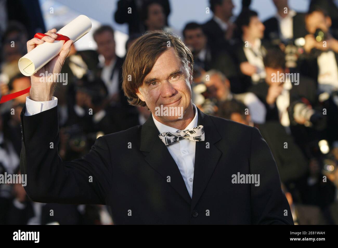 "Direktor Gus Van Sant posiert mit dem 60. Jubilumspreis des Festivals ...