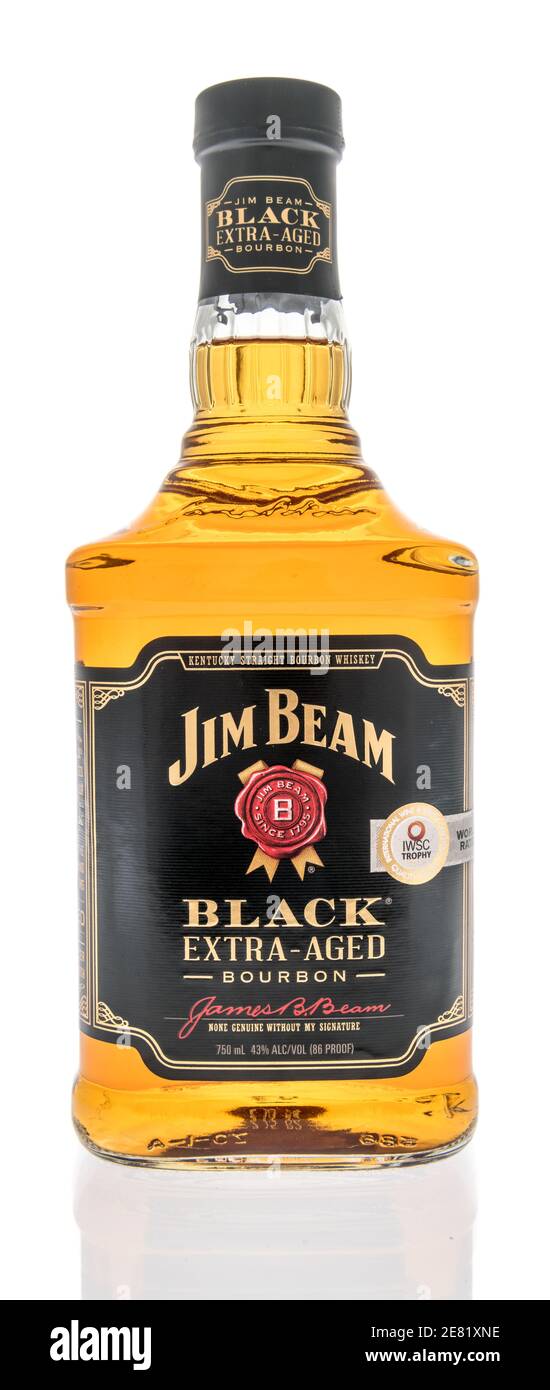 Winneconne, WI -22 Januar 2021: Eine Flasche Jim Beam schwarzen extra gealterten Bourbon, auf einem isolierten Hintergrund. Stockfoto