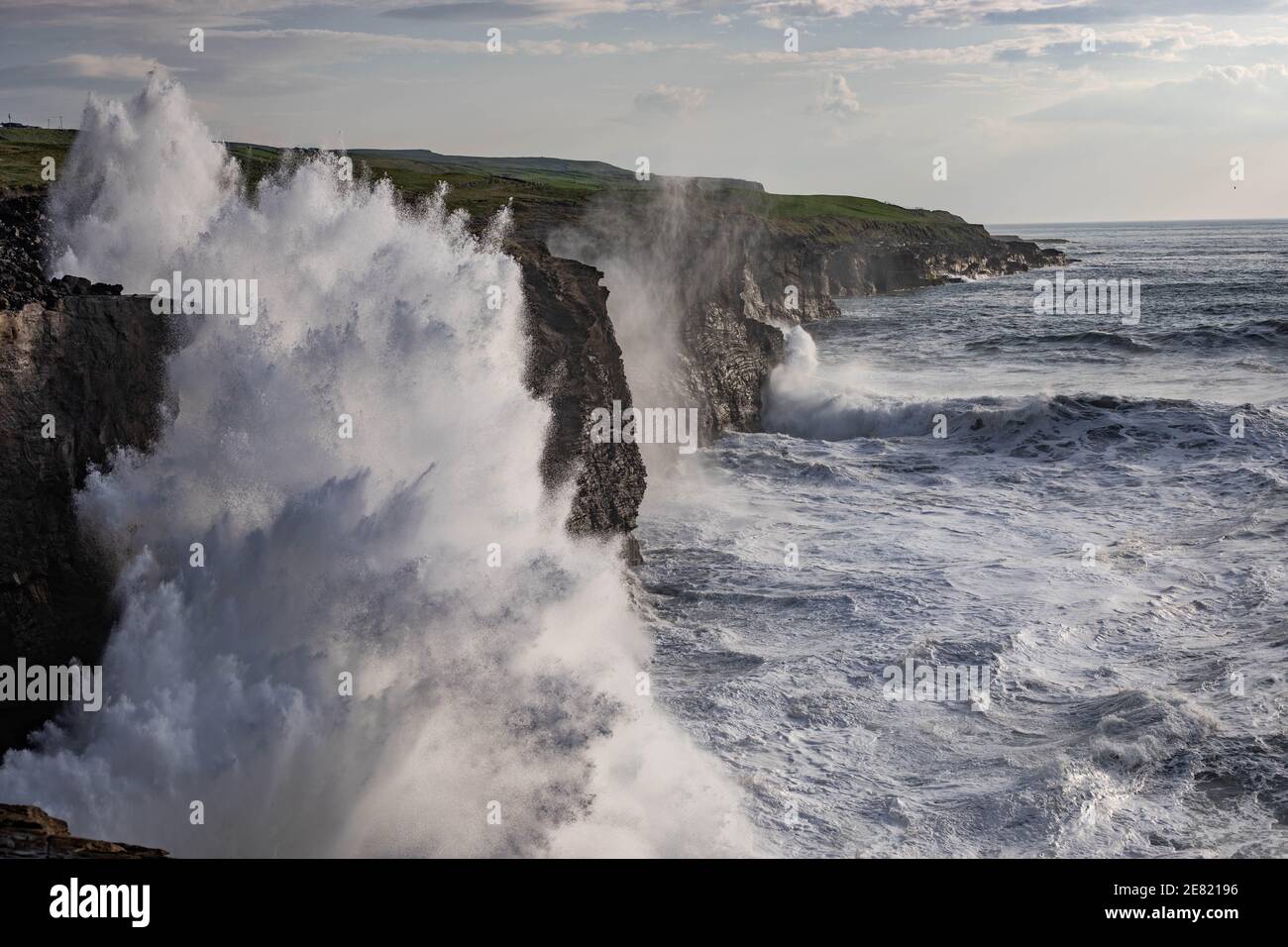 Rauer Ozean mit großen Wellen, die gegen Klippen in Co. Clare, Irland, krachen Stockfoto