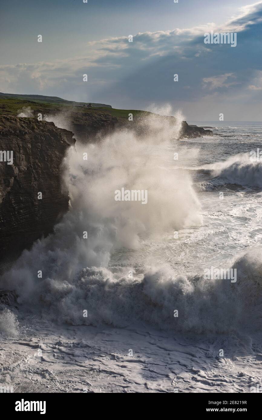 Rauer Ozean mit großen Wellen, die gegen Klippen in Co. Clare, Irland, krachen Stockfoto