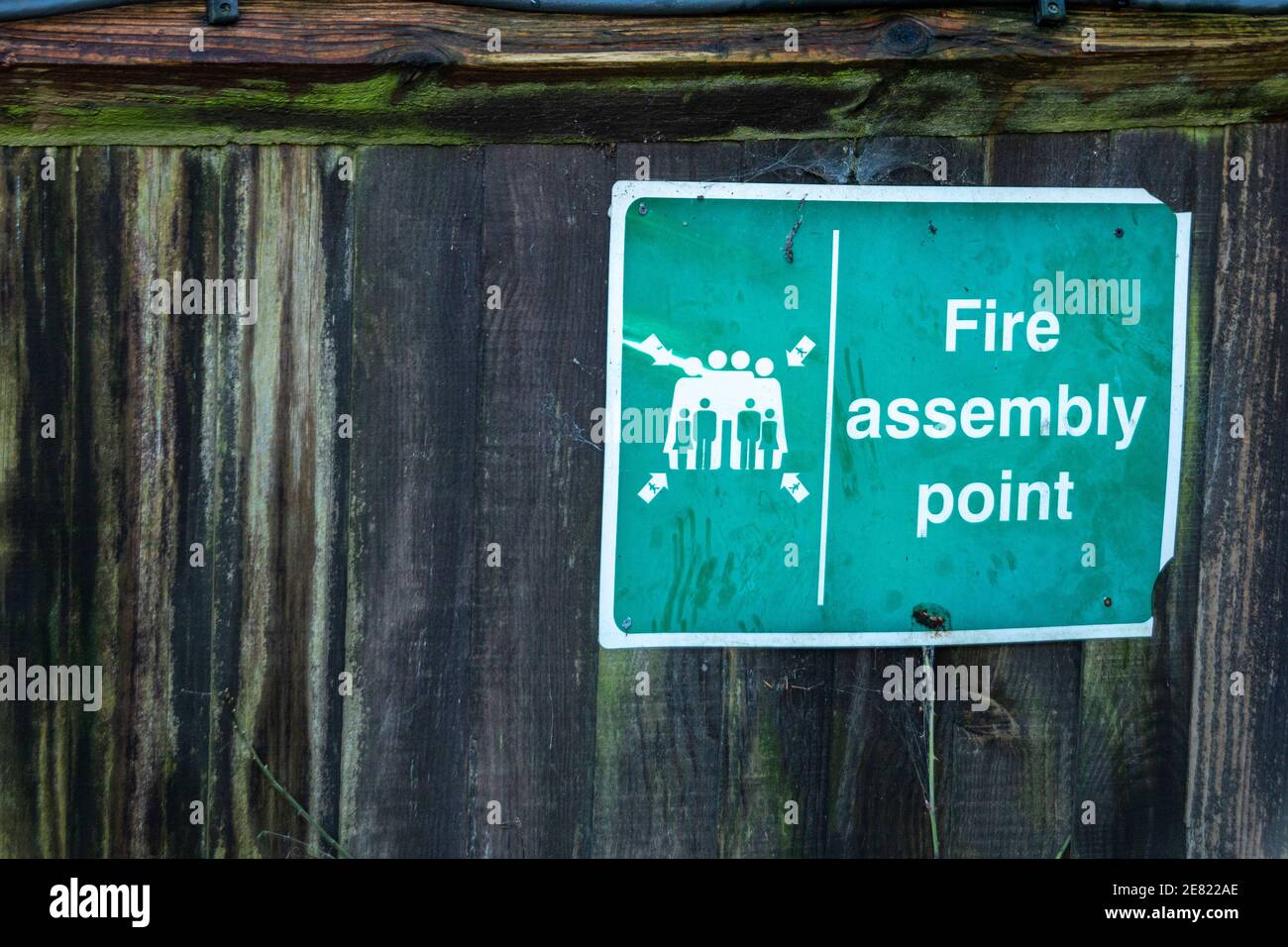 Nahaufnahme eines Brandmeldepunktes In einem sicheren Außenbereich Stockfoto