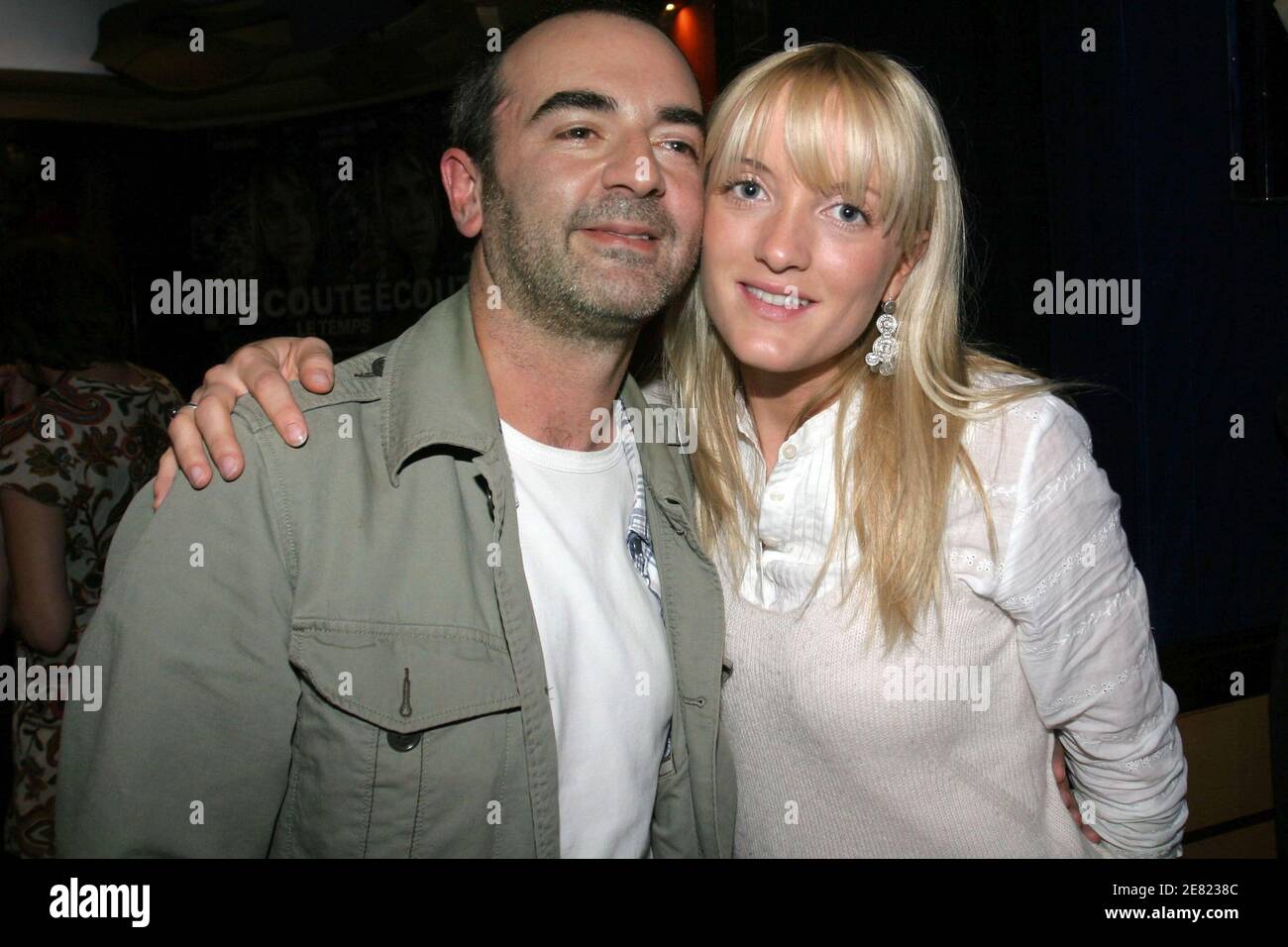 Die französischen Schauspieler Bruno Solo und Dorothe Pousseo aus der Fernsehsendung "Off Prime" auf dem M6-Kanal besuchen die Premiere von "Ecoute le temps", die am 1. Juni 2007 im Planete Hollywood Restaurant in Paris, Frankreich, stattfand. Foto von Benoit Pinguet/ABACAPRESS.COM Stockfoto