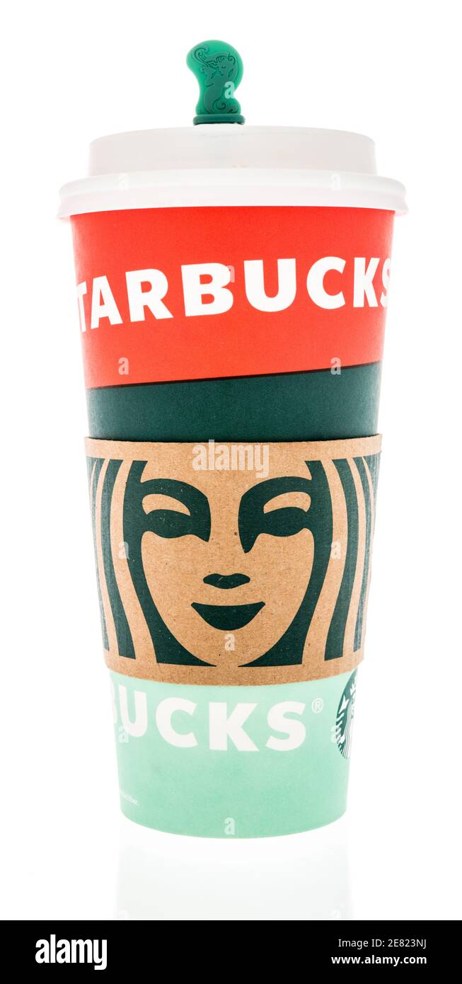 Winneconne, WI -27 Januar 2021: Eine Tasse Starbucks Tasse Kaffee mit einem Starbucks Papp Tasse Halter Ärmel mit Starbucks Logo auf einem isolierten backgro Stockfoto